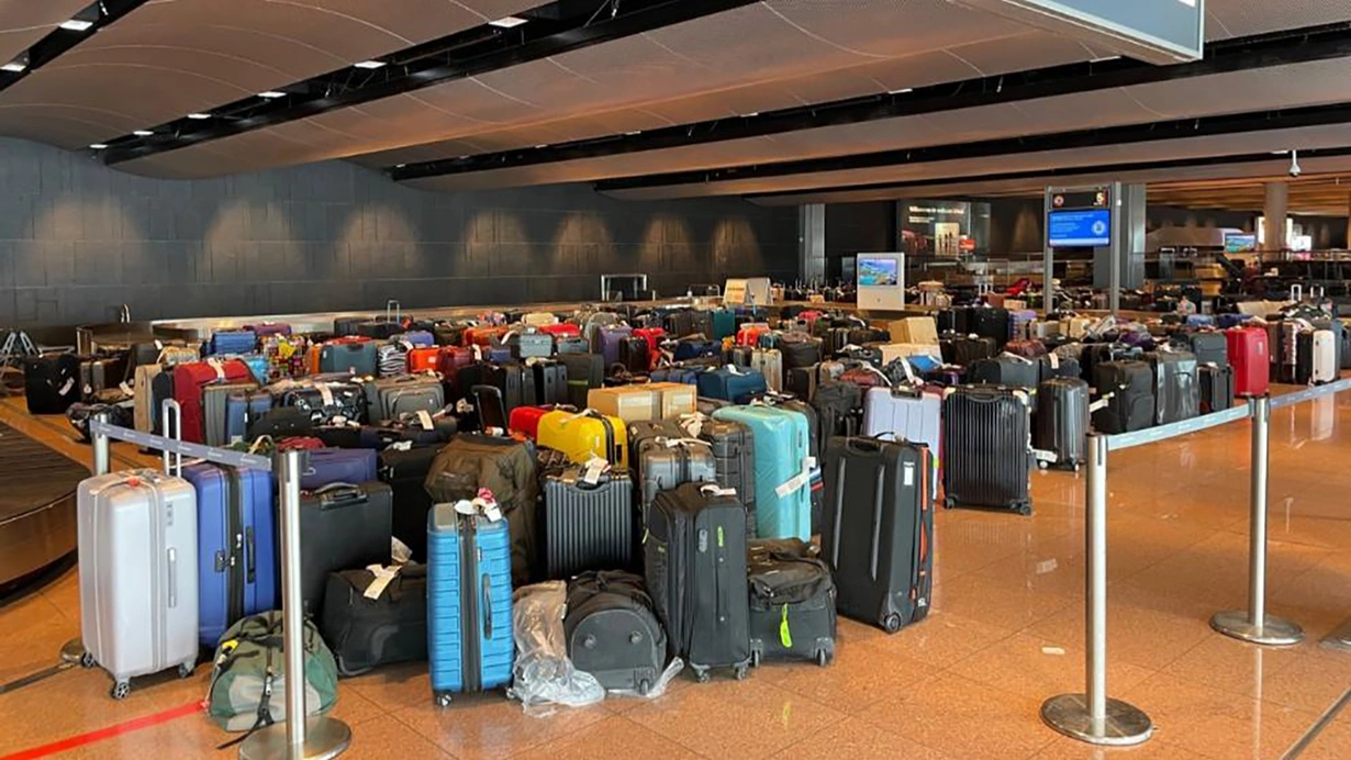 Due to employment issues in the aviation sector, suitcases are waiting to be loaded onto the plane, Germany, June 21, 2022 (Photo via Haber Global)