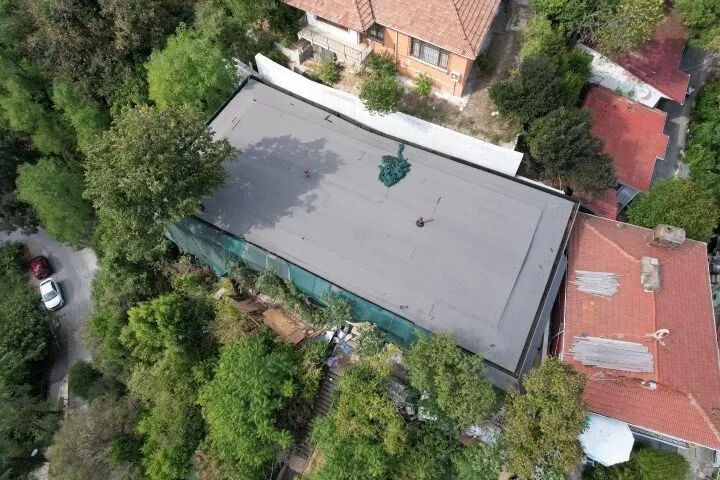 An aerial view of the unauthorized villa construction in Sariyer’s Buyukdere neighborhood, hidden under a tarp, Istanbul, Türkiye, September 26, 2024. (Photo via Turkiye Gazetesi)