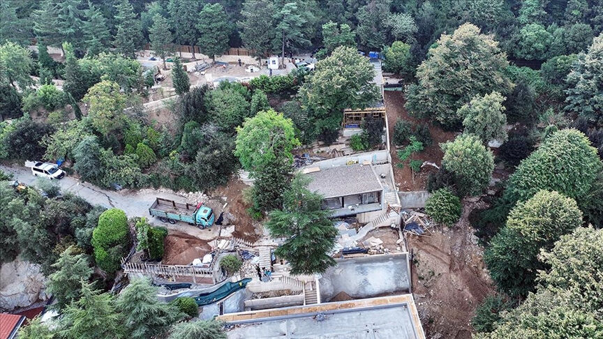 The illegal villa construction site in Sariyer’s Buyukdere neighborhood, with ongoing construction work visible amidst the forested area, Istanbul, Türkiye, September 26, 2024. (Photo via Turkiye Gazetesi)