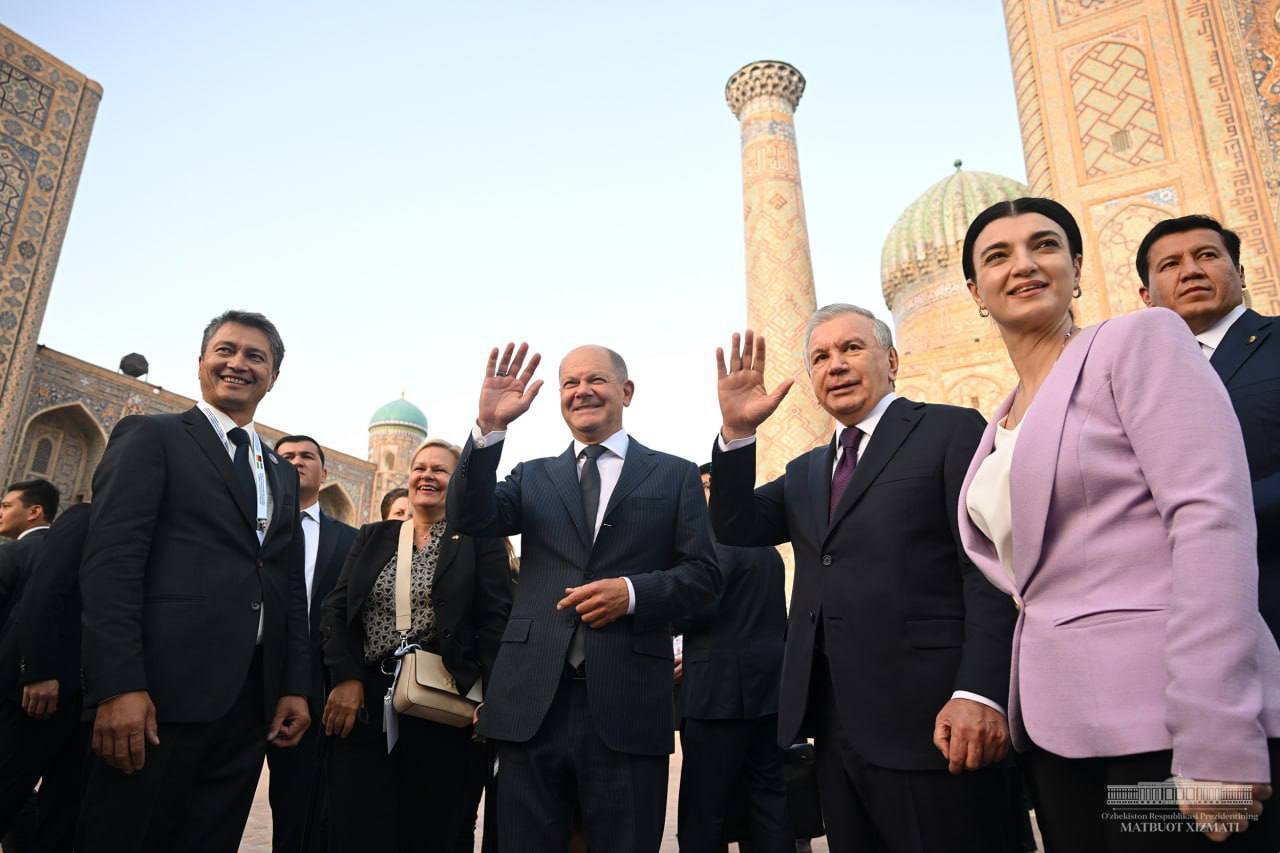 Uzbekistan's President Shavkat Mirziyoyev and German Chancellor Olaf Scholz in the Tilla Kari Mosque. (Photo via Uzbekistan President's Press Service) 