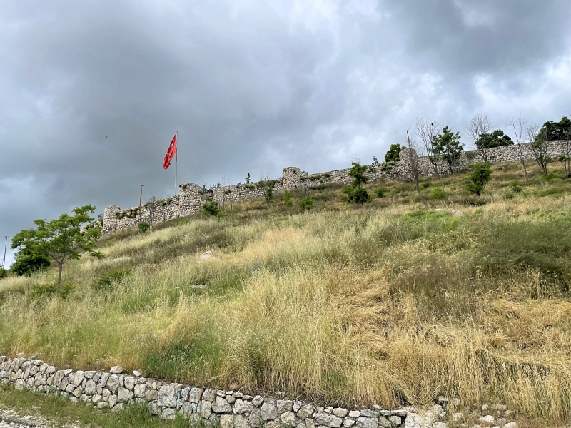 A view of the 4,000-year-old historical castle in Zile, which is said to be the place where Julius Caesar uttered the words “Veni, vidi, vici” (I came, I saw, I defeated). (Photo via Castles NL)