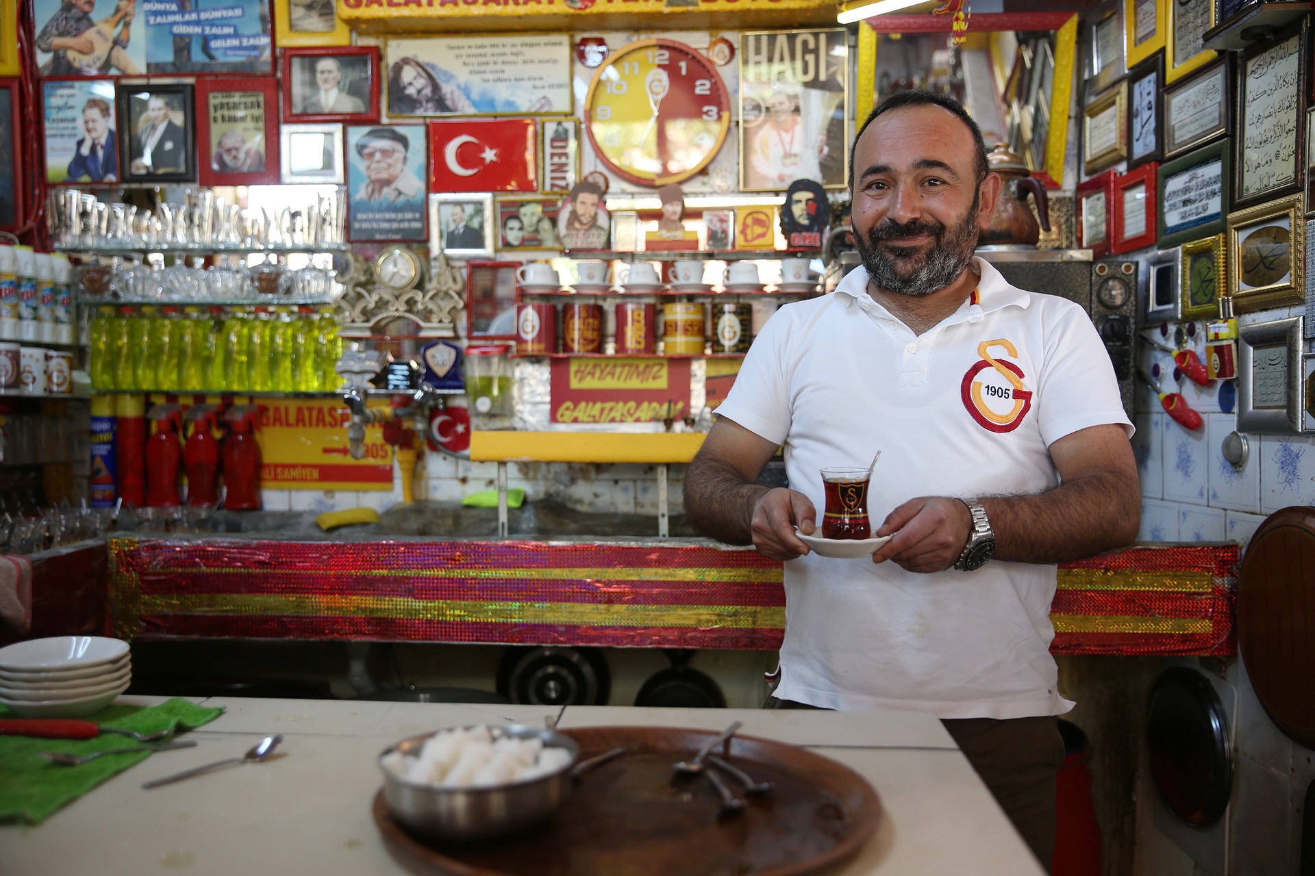 Peek inside cafe in Türkiye's Manisa where Galatasaray rules, Fenerbahce banned