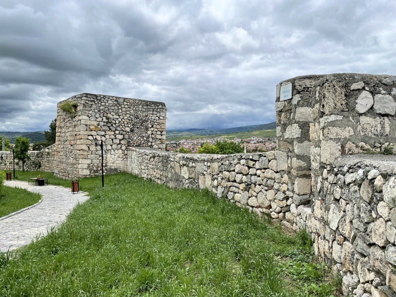 A view of the 4,000-year-old historical castle in Zile, which is said to be the place where Julius Caesar uttered the words “Veni, vidi, vici” (I came, I saw, I defeated). (Photo via Castles NL)