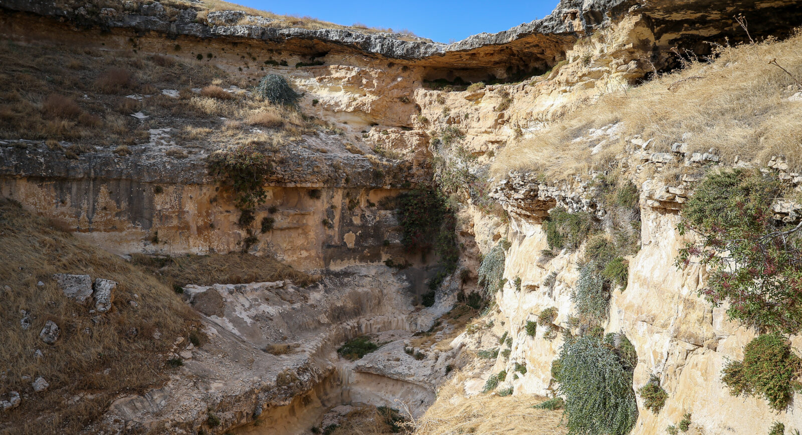 An archaeological study conducted along the shores of the Ataturk Dam Reservoir in Kahta, Adiyaman, has revealed a 3,000-year-old settlement area, Türkiye, October 23, 2024. (AA Photo)<img src=