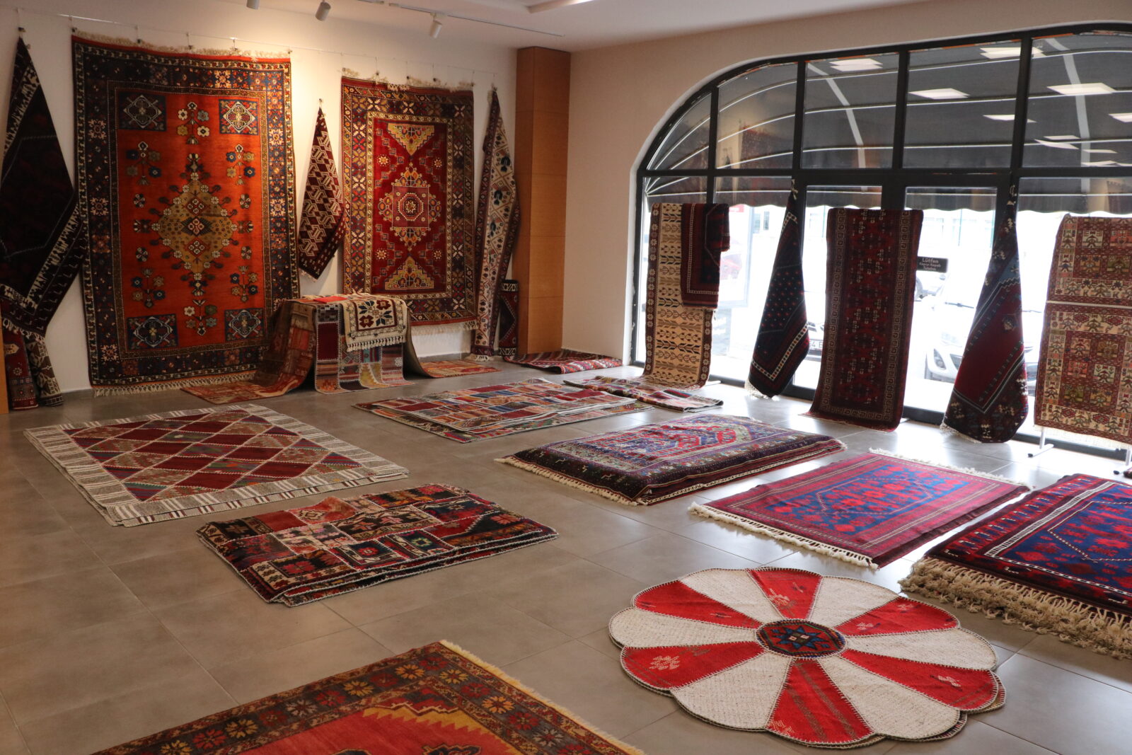 Yagcibedir carpets, handcrafted by Yoruks who migrated from Central Asia, were showcased at an exhibition in Sakarya, Türkiye, Oct. 21, 2024. (AA Photo)