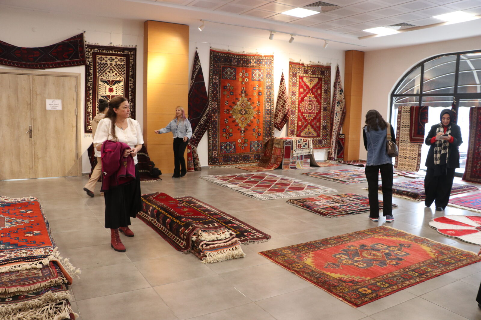 Yagcibedir carpets, handcrafted by Yoruks who migrated from Central Asia, were showcased at an exhibition in Sakarya, Türkiye, October 21, 2024. (AA Photo)<img src=