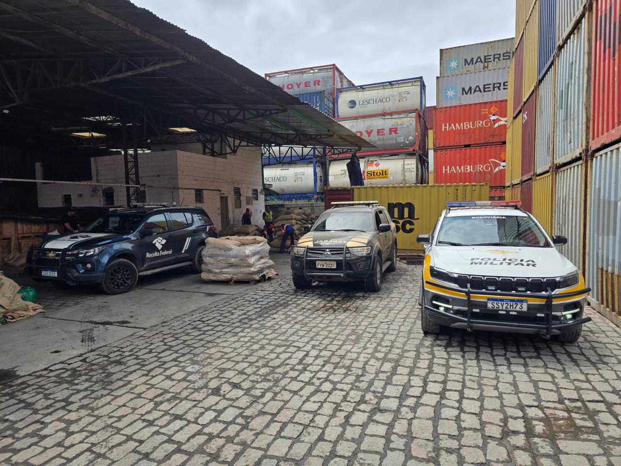 During the inspection of the cargo, the agents found dozens of bales, apparently of coffee but containing white powder. (Photo: SSP/Government of SP) 