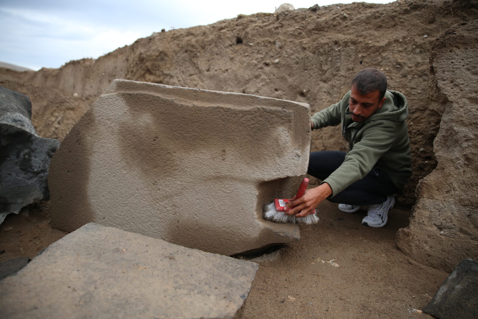 In the Tusba district of Van, an approximately one-ton basalt statue from the Urartian period was uncovered during archaeological excavations conducted last year. Türkiye, October 30, 2024. (AA Photo)<img src=