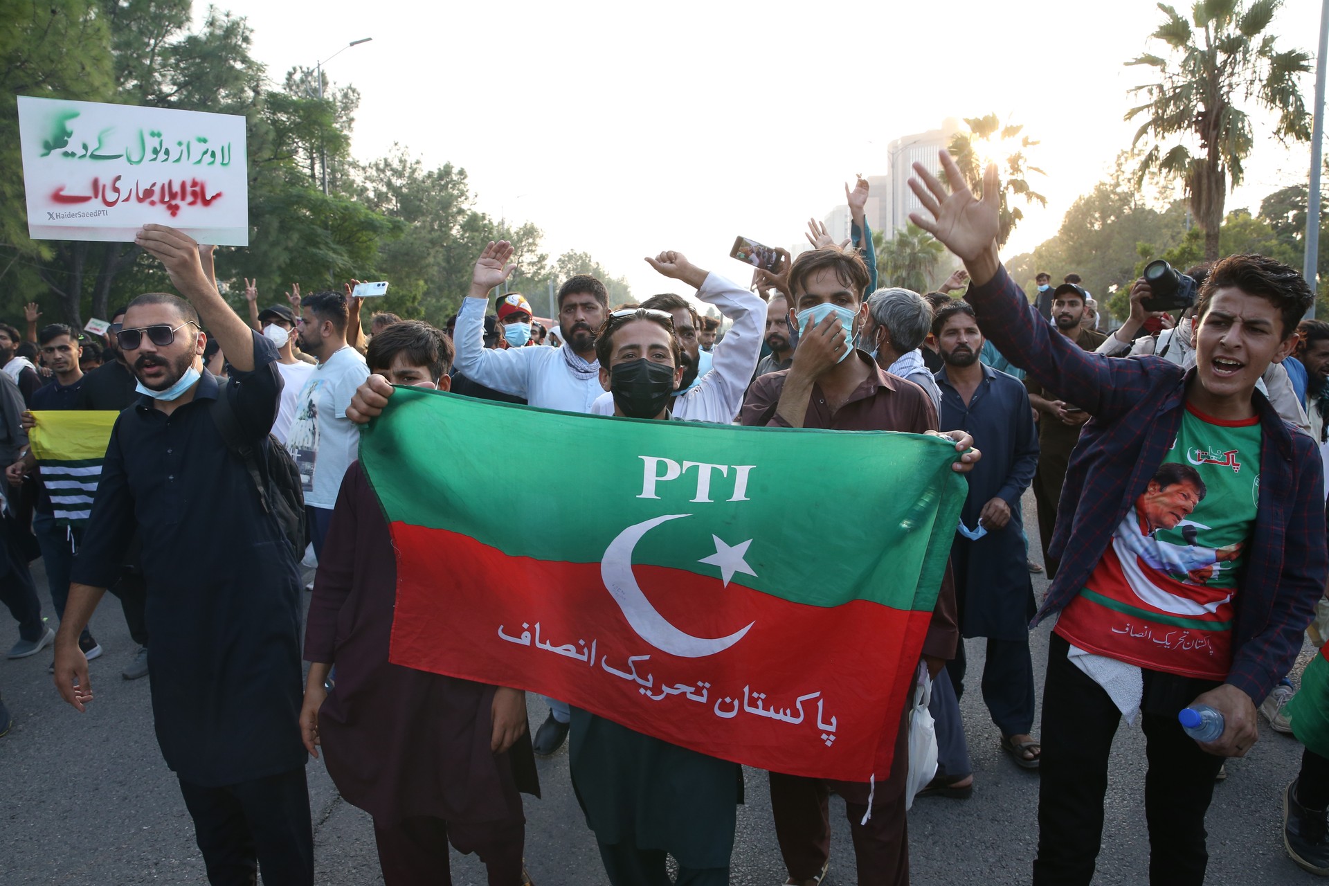 Protests Erupt in Islamabad as supporters rally for former Pakistani PM Imran Khan, Islamabad, Oct. 5, 2024 (AA Photo)