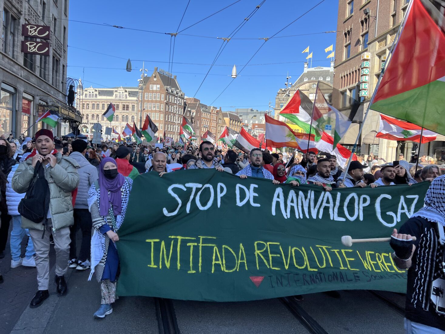 Hollanda'nın başkenti Amsterdam'da binlerce kişi, Gazze'de 1 yıldır süren soykırımı protesto etmek ve Filistin'e destek olmak amacıyla yürüyüş düzenledi. Hollanda'da her hafta farklı bir kentte Filistin'e destek amacıyla yapılan protestolarda bugün binlerce kişi, Dam Meydanı'nda buluştu. ( Selman Aksünger - Anadolu Ajansı )<img src=