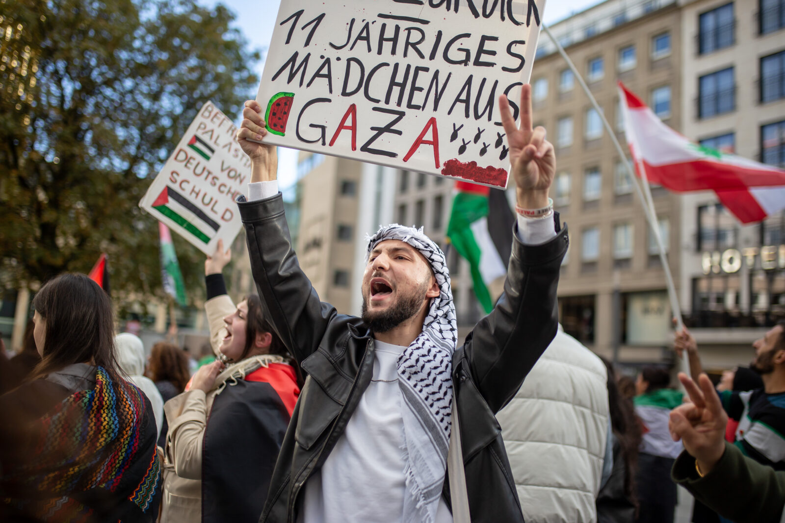 Almanya'nın Düsseldorf kentinde, İsrail'in Gazze'ye yönelik saldırılarının birinci yılı dolayısıyla protesto yürüyüşü düzenlendi. Yürüyüşe katılan göstericiler ellerinde Filistin bayrakları ve dövizler taşıyarak Israil'in Gazze'ye yönelik saldırılarını protesto etti. ( Hesham Elsherif - Anadolu Ajansı )<img src=