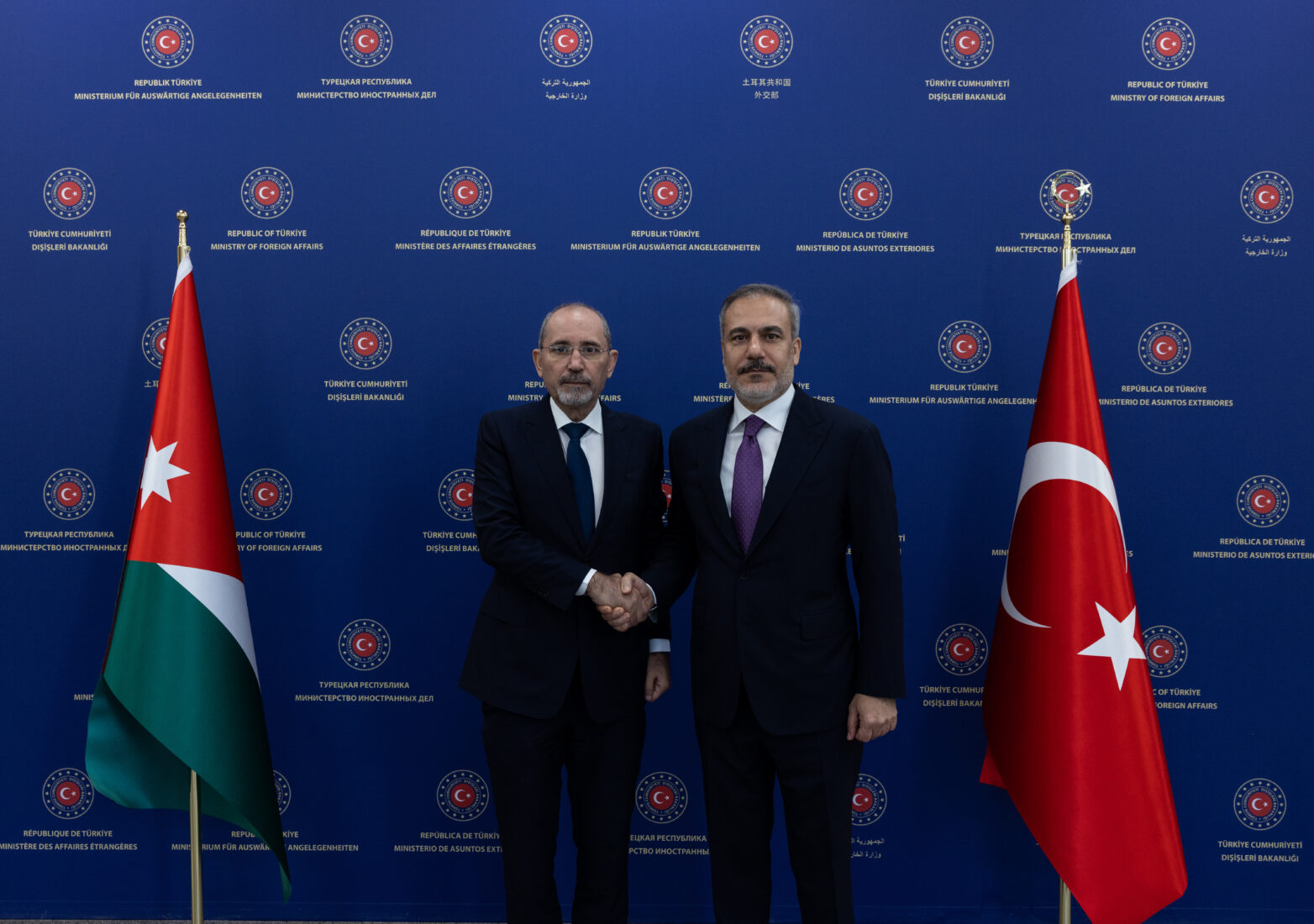 ANKARA, TURKIYE - OCTOBER 15: Turkish Foreign Minister Hakan Fidan (R) and Jordanian Foreign Minister Ayman Safadi (L) shake hands as they pose for a photo prior to their joint press conference following their meeting at the Foreign Ministry headquarters in Ankara, Turkiye on October 15, 2024. ( Murat Gök - Anadolu Agency )ANKARA, TURKIYE - OCTOBER 15: Turkish Foreign Minister Hakan Fidan (R) and Jordanian Foreign Minister Ayman Safadi (L) hold a joint press conference following their meeting at the Foreign Ministry headquarters in Ankara, Turkiye on October 15, 2024. ( Murat Gök - Anadolu Agency )