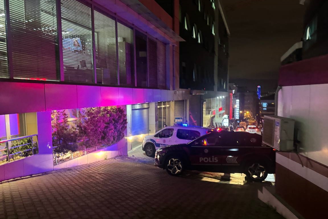112 Acil Çagri Merkezi'nde çalisan kisilerle ortak hareket edilip bebek acil hastalarini önceden anlastiklari özel hastanelerin yenidogan ünitelerine sevk edip ölümlerine sebebiyet verildigi ve haksiz kazanç elde edildigi iddiasina iliskin sorusturma kapsaminda Istanbul'daki 9 özel hastanenin yönetimine ruhsat iptal karari teblig edildi. Söz konusu yazi üzerine sorusturmada adi geçen Özel Beylikdüzü Medilife Hastanesi'nin ruhsatlari iptal edildi. ( Mehmet Ali Derdiyok - Anadolu Ajansi )