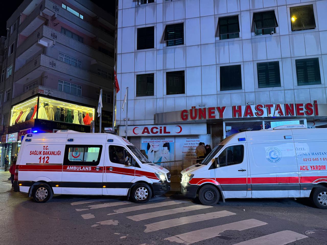 112 Acil Çagri Merkezi'nde çalisan kisilerle ortak hareket edilip bebek acil hastalarini önceden anlastiklari özel hastanelerin yenidogan ünitelerine sevk edip ölümlerine sebebiyet verildigi ve haksiz kazanç elde edildigi iddiasina iliskin sorusturma kapsaminda Istanbul'daki 9 özel hastanenin yönetimine ruhsat iptal karari teblig edildi. Söz konusu yazi üzerine sorusturmada adi geçen Özel Güney Hastanesi'nin ruhsatlari iptal edildi. ( Alper Korkmaz - Anadolu Ajansi )