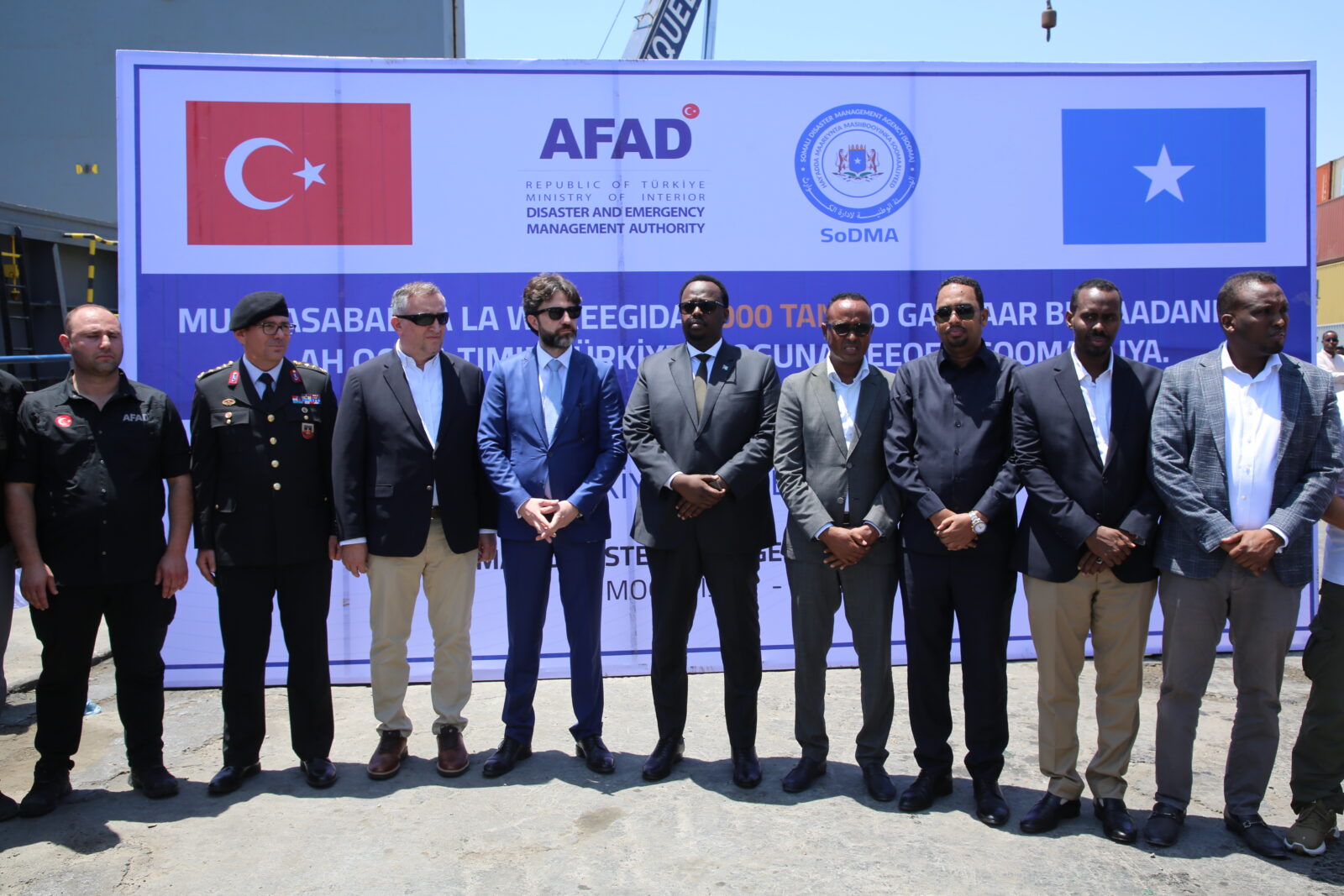 Somali Deputy Prime Minister Salah Ahmed Jama (center), Turkish Ambassador to Mogadishu Alper Aktas (4th left), SODMA President Mohmut Moallin Abdulle and senior officials attended the handover ceremony. (AA Photo)