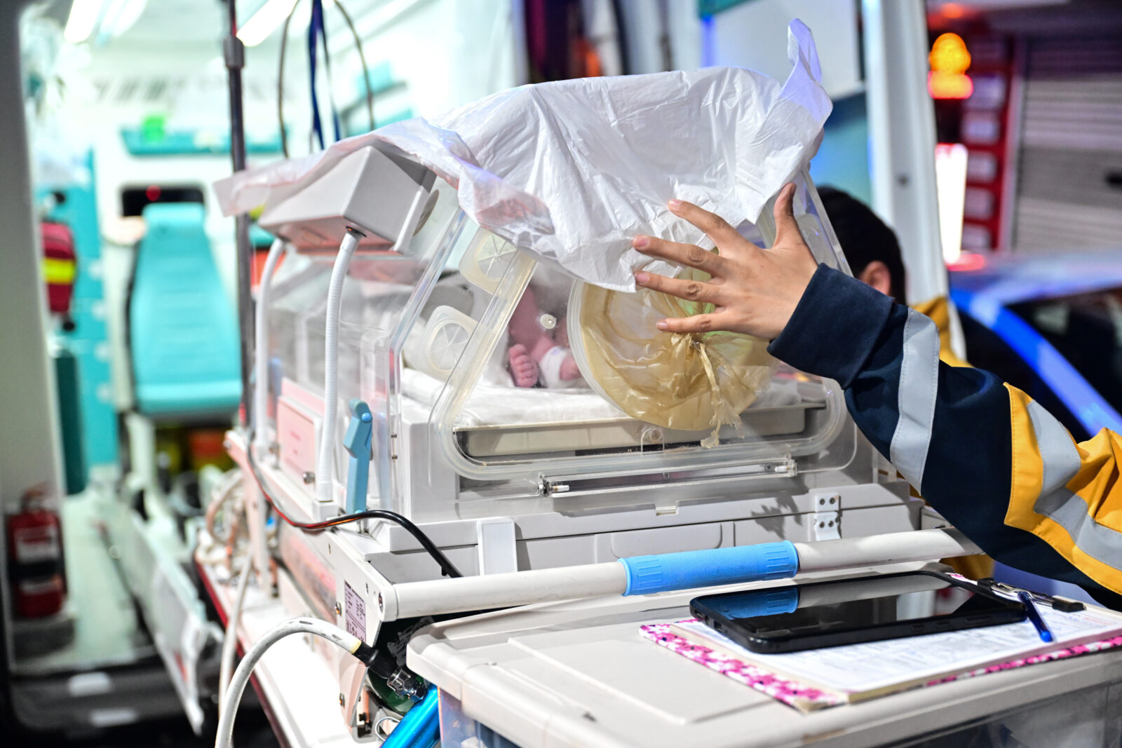 While some of the patients at the Private Beylikdüzü Medilife Hospital, whose license was revoked in connection with the “newborn gang”, are being discharged, patients, including newborns, are being transferred to nearby hospitals by ambulances affiliated with the Ministry of Health. (AA Photo)