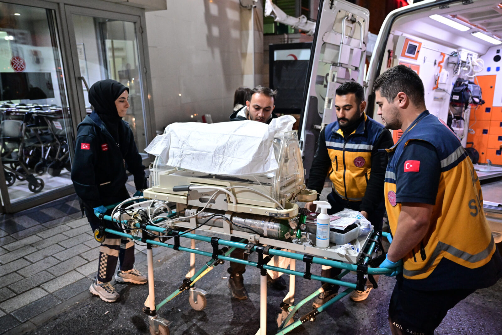 While some of the patients at the private Beylikdüzü Medilife Hospital, whose license was revoked in connection with the “newborn gang,” have been discharged, patients, including newborns, are being transferred to nearby hospitals by ambulances affiliated with the Ministry of Health. (AA Photo)