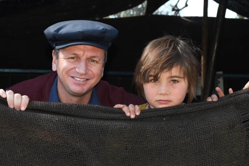 Gulnar Mayor Fatih Onge (left) poses for a photo with Sarikecili Yoruk child upon their arrival from Konya to the warmer climate of Mersin's Gulnar district, Türkiye, October 22, 2024. (AA Photo)Gulnar Mayor Fatih Onge poses for a photo with Sarikecili Yoruk children upon their arrival from Konya to the warmer climate of Mersin's Gulnar district, Türkiye, October 22, 2024. (AA Photo)