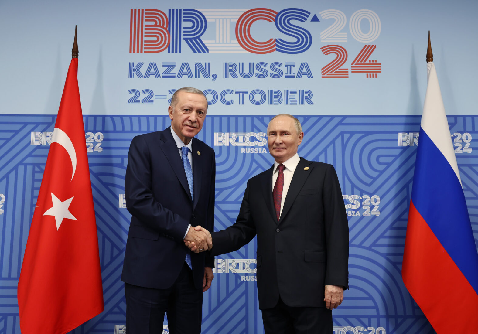 President Erdogan (L) shakes hands with Russian President Vladimir Putin (R) as they meet on the occasion of the BRICS Summit in Kazan, Russia, Oct. 23, 2024. (AA Photo)