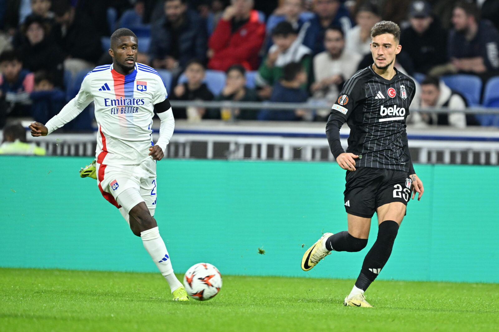 LYON, FRANCE - OCTOBER 24: Ernest Muci (R) of Besiktas in action during the UEFA Europa League match between Olympique Lyonnais (OL) and Besiktas at Parc Olympique Lyonnais in Lyon, France on October 24, 2024. ( Mustafa Yalçin - Anadolu Agency )<img src=