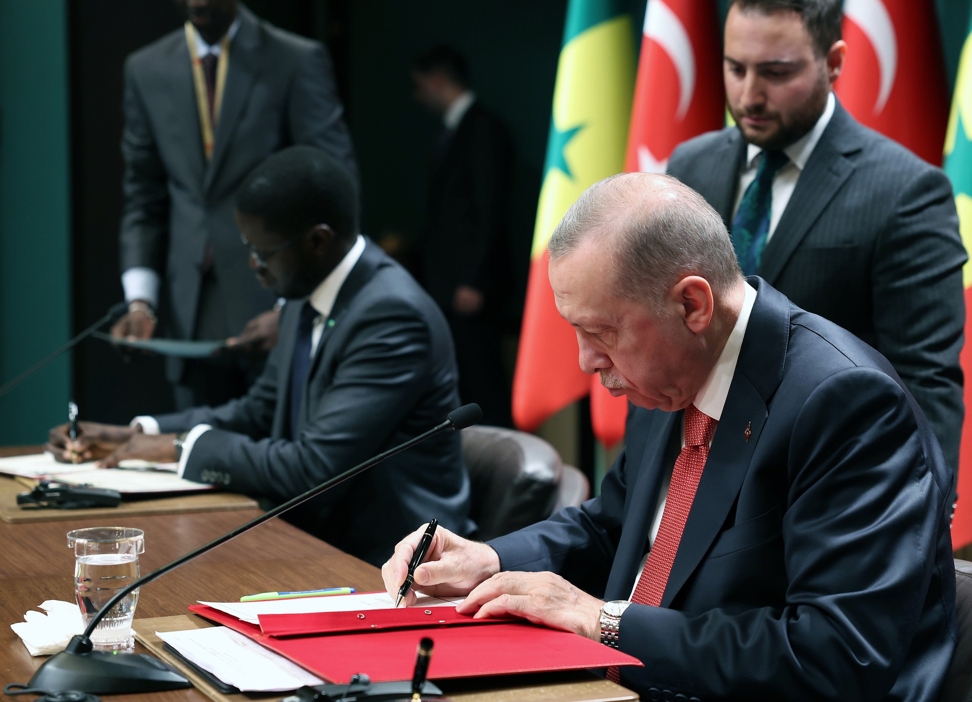 Cumhurbaskani Recep Tayyip Erdogan ve Senegal Cumhurbaskani Besir Cuma Fay huzurunda, iki ülke arasinda 5 anlasma imzalandi. ( TCCB / Murat Kula - Anadolu Ajansi )