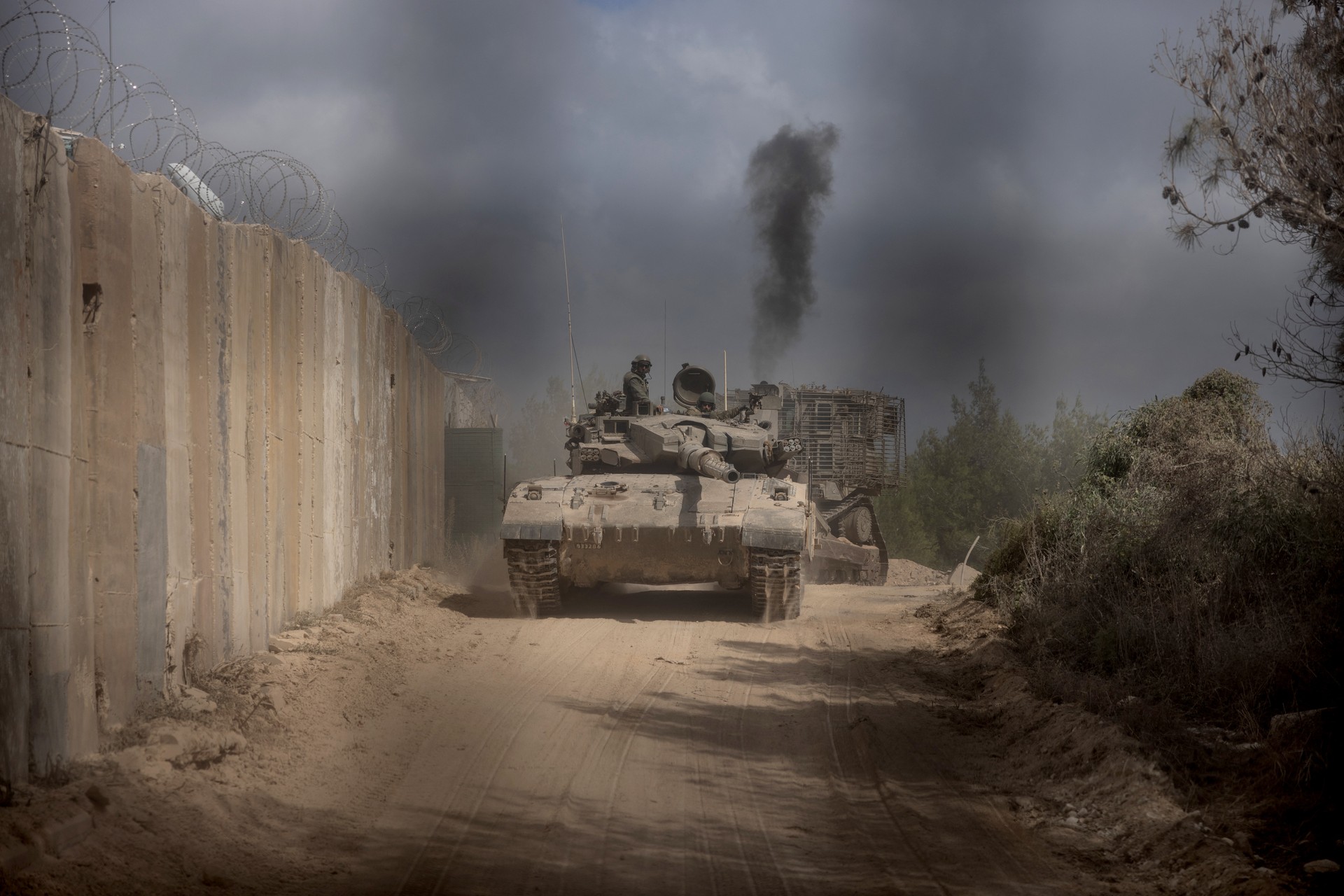 Israeli tanks forcibly storm UN position in Lebanon