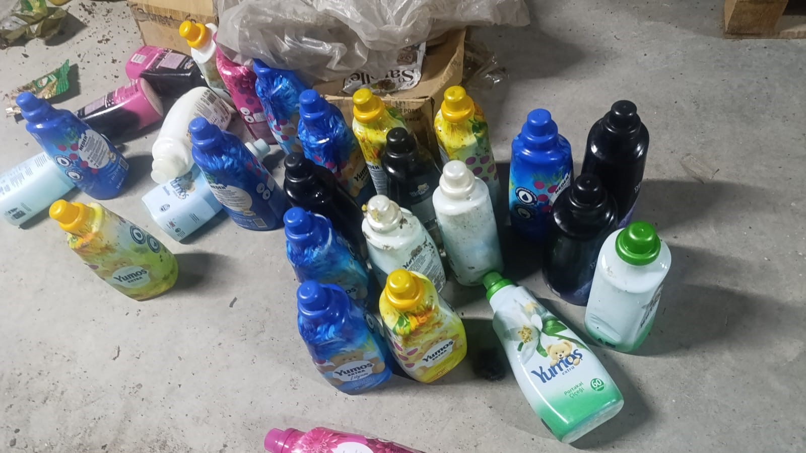 Detergents seized in a raid on a factory producing counterfeit products in Arnavutkoy, Istanbul, Türkiye, September 22, 2024 (IHA Photo)