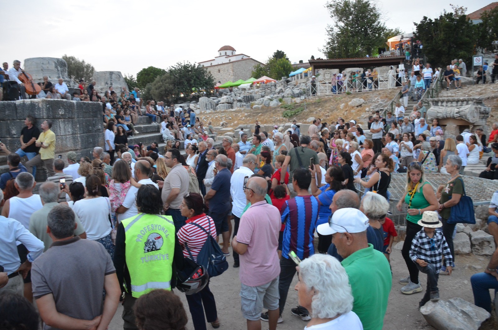 In Aydin's Didim district, the 6th "Didim Olive Festival" was held this year, featuring an olive oil-based dish competition and seminars, while a record attempt for the first-ever "mass olive oil tasting" in Türkiye took place on October 13, 2024. (IHA Photo)