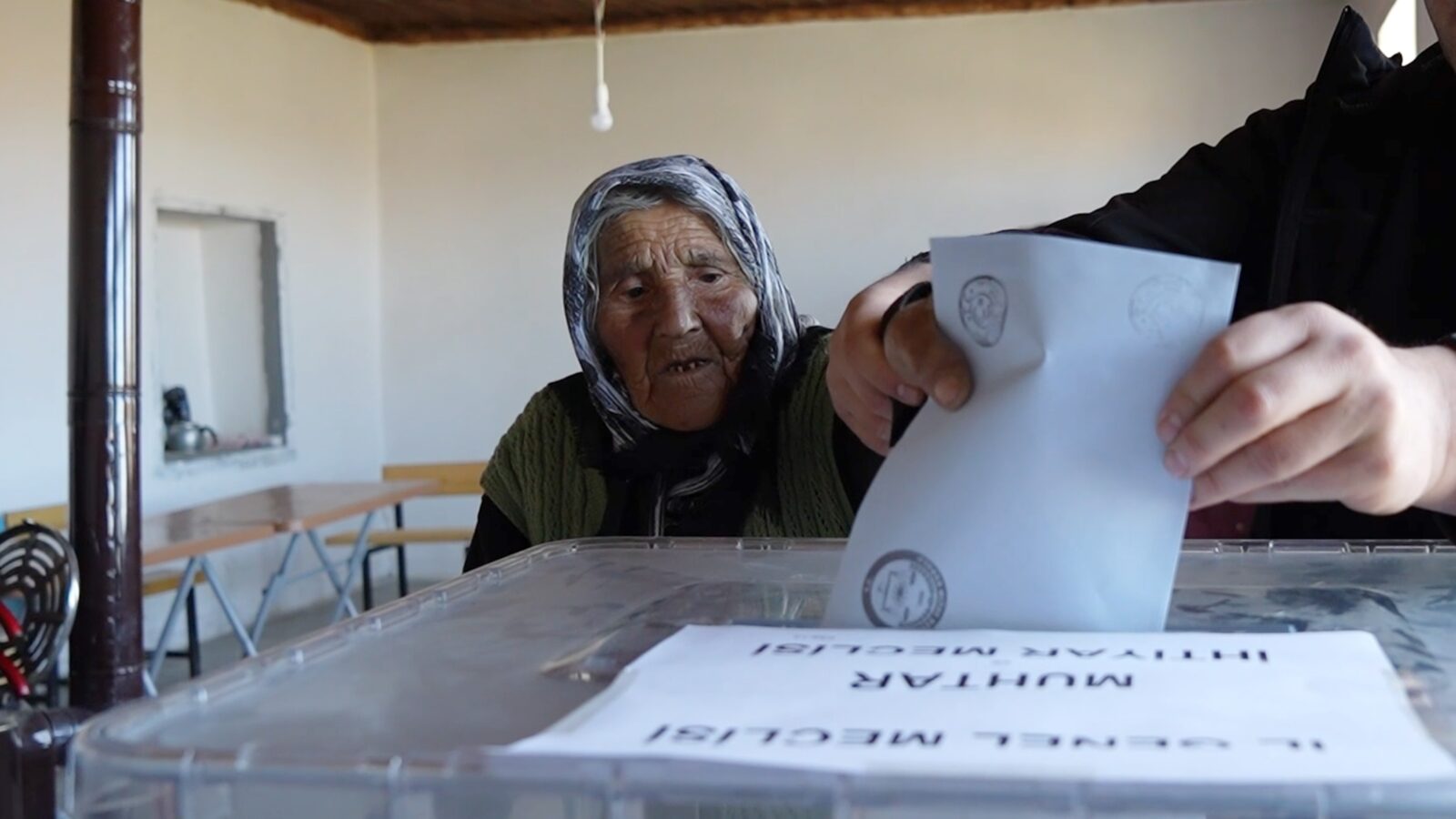 Türkiye's oldest person, 117-year-old Arzu Siniroglu casting her vote, Oct. 13, 2024. (IHA Photo)