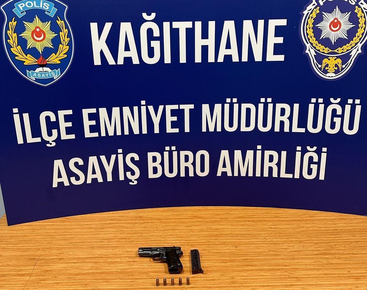 Gun seized by police after clash in Kagithane, Istanbul, Türkiye, October 15, 2024. (IHA Photo)