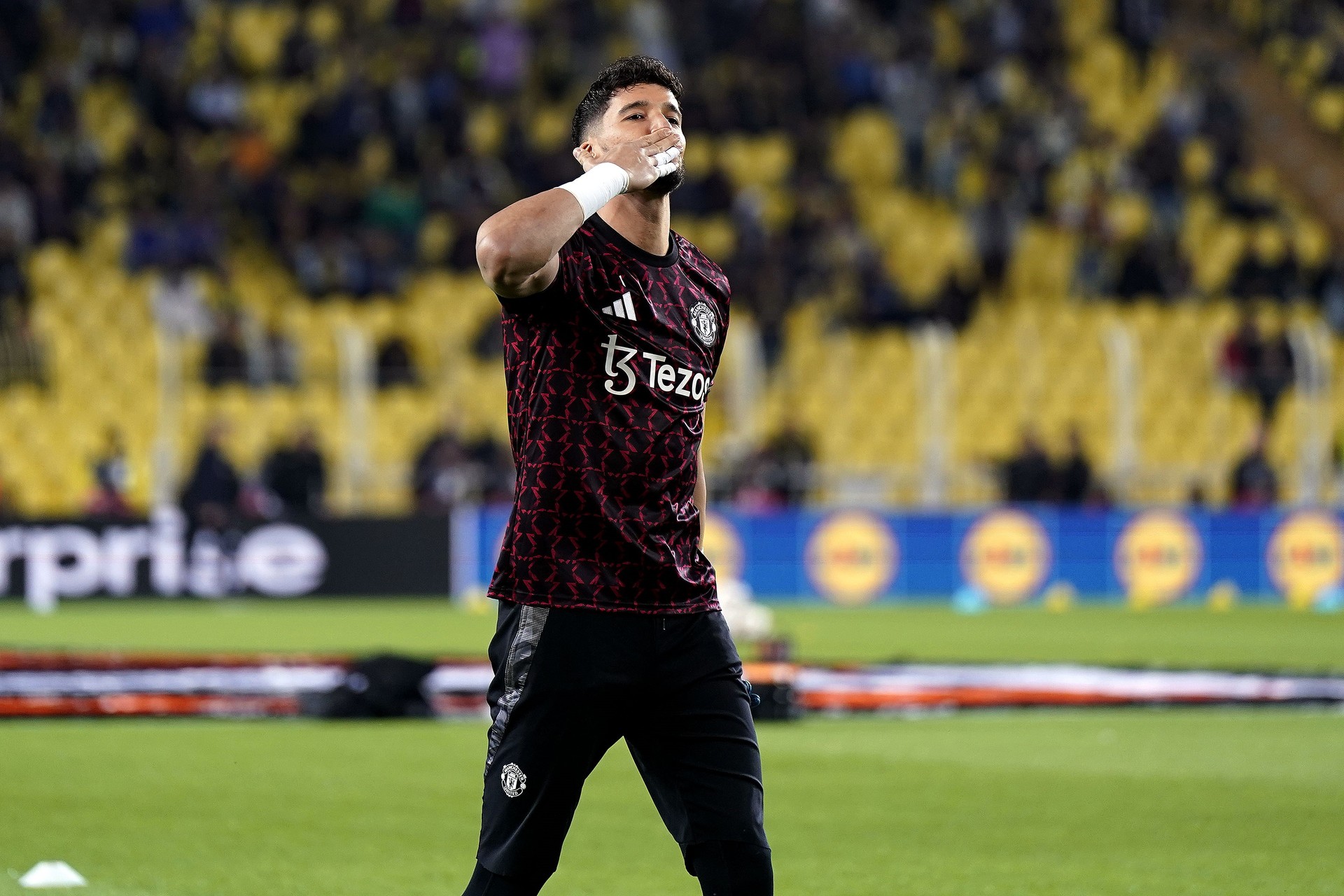Altay Bayindir's emotional return to Ulker Stadium with Manchester United