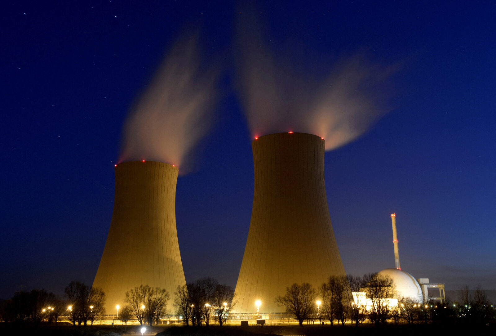 A long-time exposure picture shows the nuclear power plant in Grohnde, Germany, March 5, 2013. Picture taken March 5, 2013. (Reuters Photo)