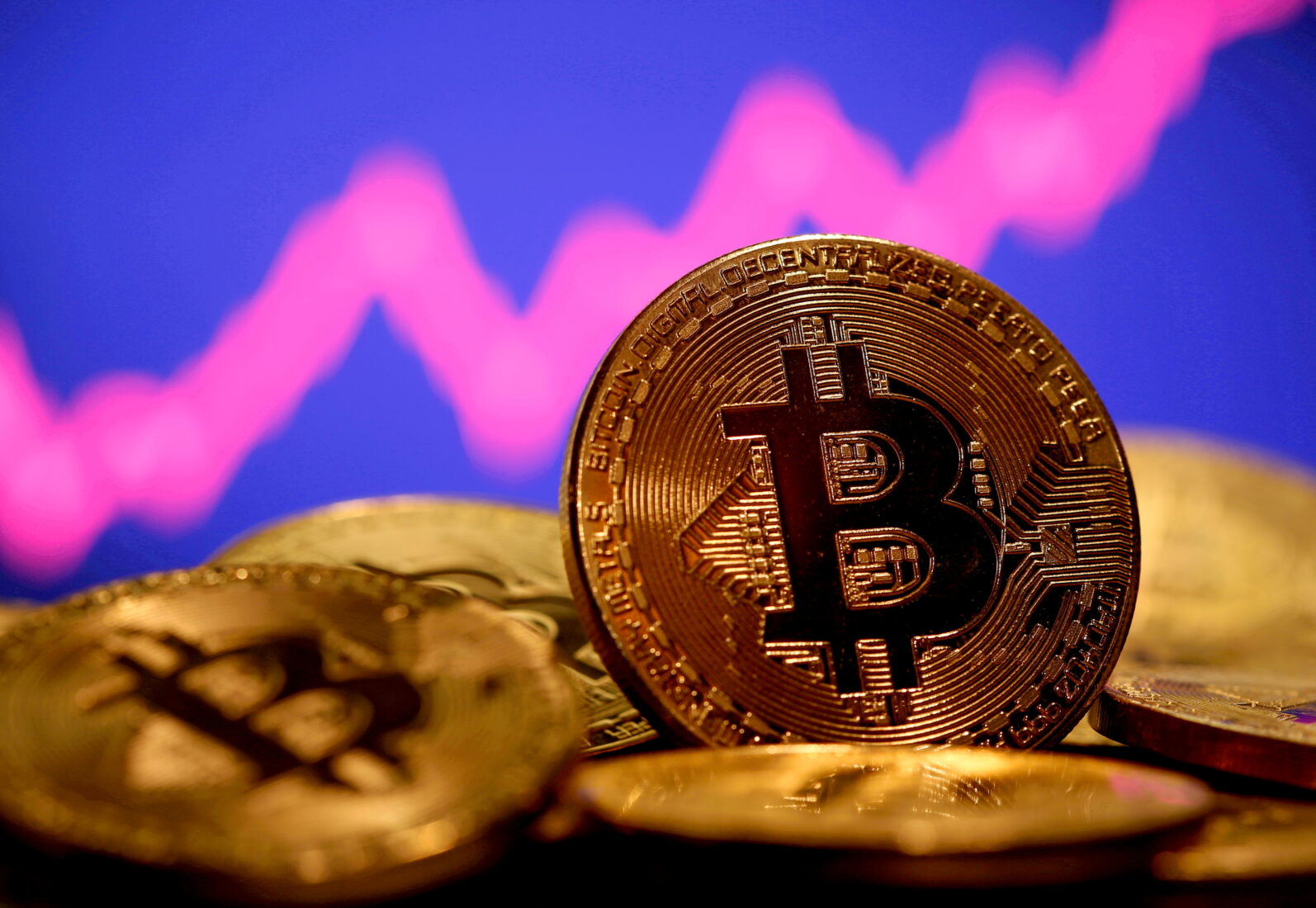 Bitcoin surges back to its peak -could it replace US dollar?