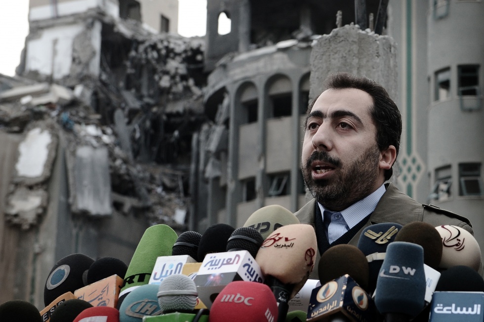 Hamas' former President Ismail Haniyeh's media advisor Taher al-Nunu speaks at a press conference in Gaza City in 2009. (AFP Photo)