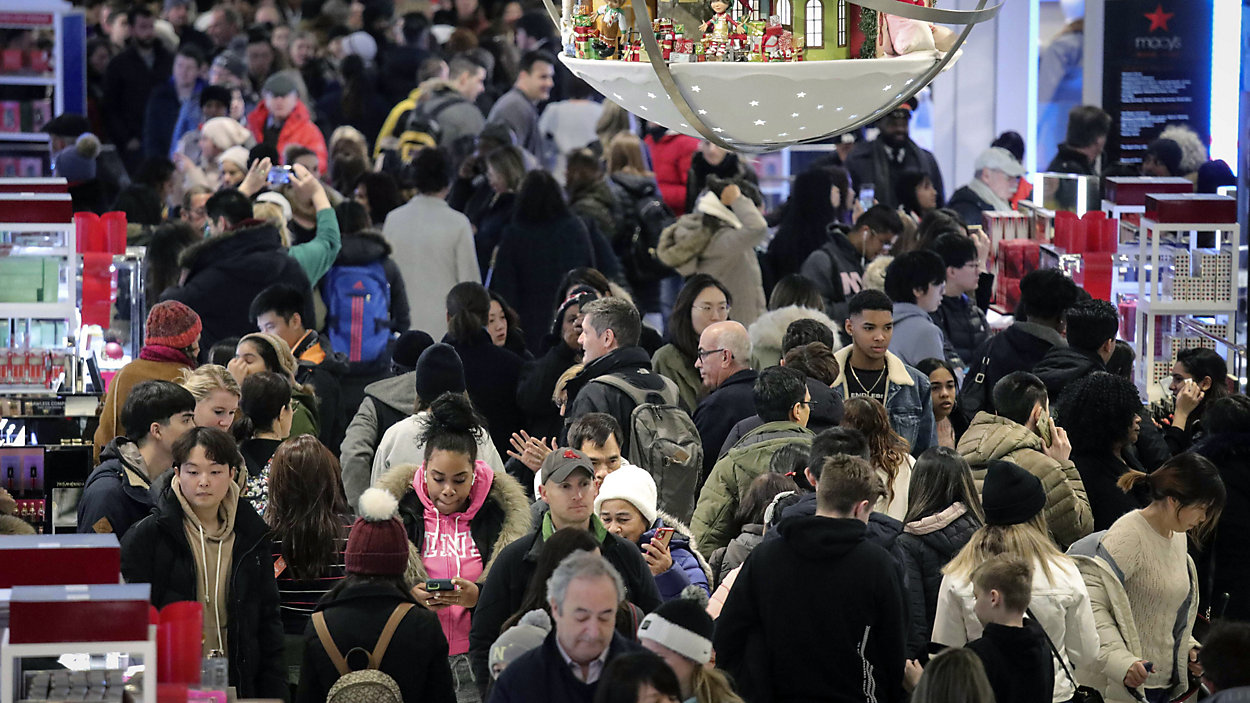 Holiday shoppers at Brea Mall during Black Friday shopping in Brea, California, U.S., Nov. 29, 2013. (AP Photo)