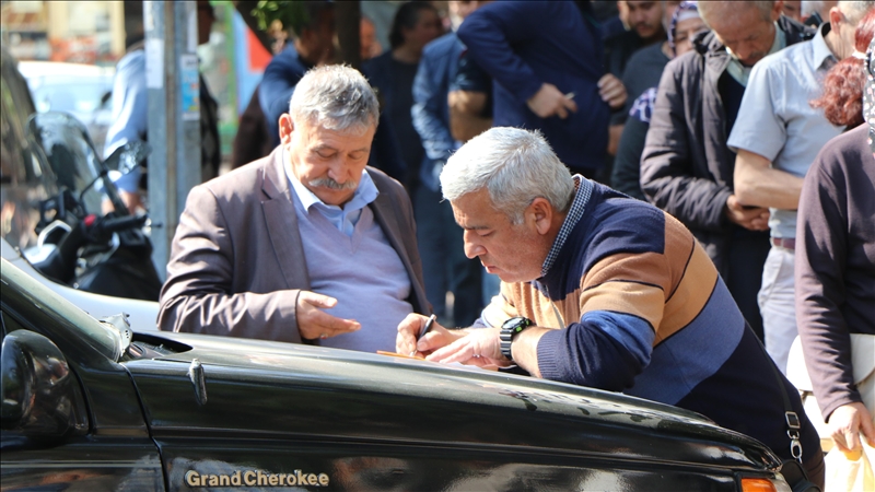 2 elderly retired Turks (AA Photo)