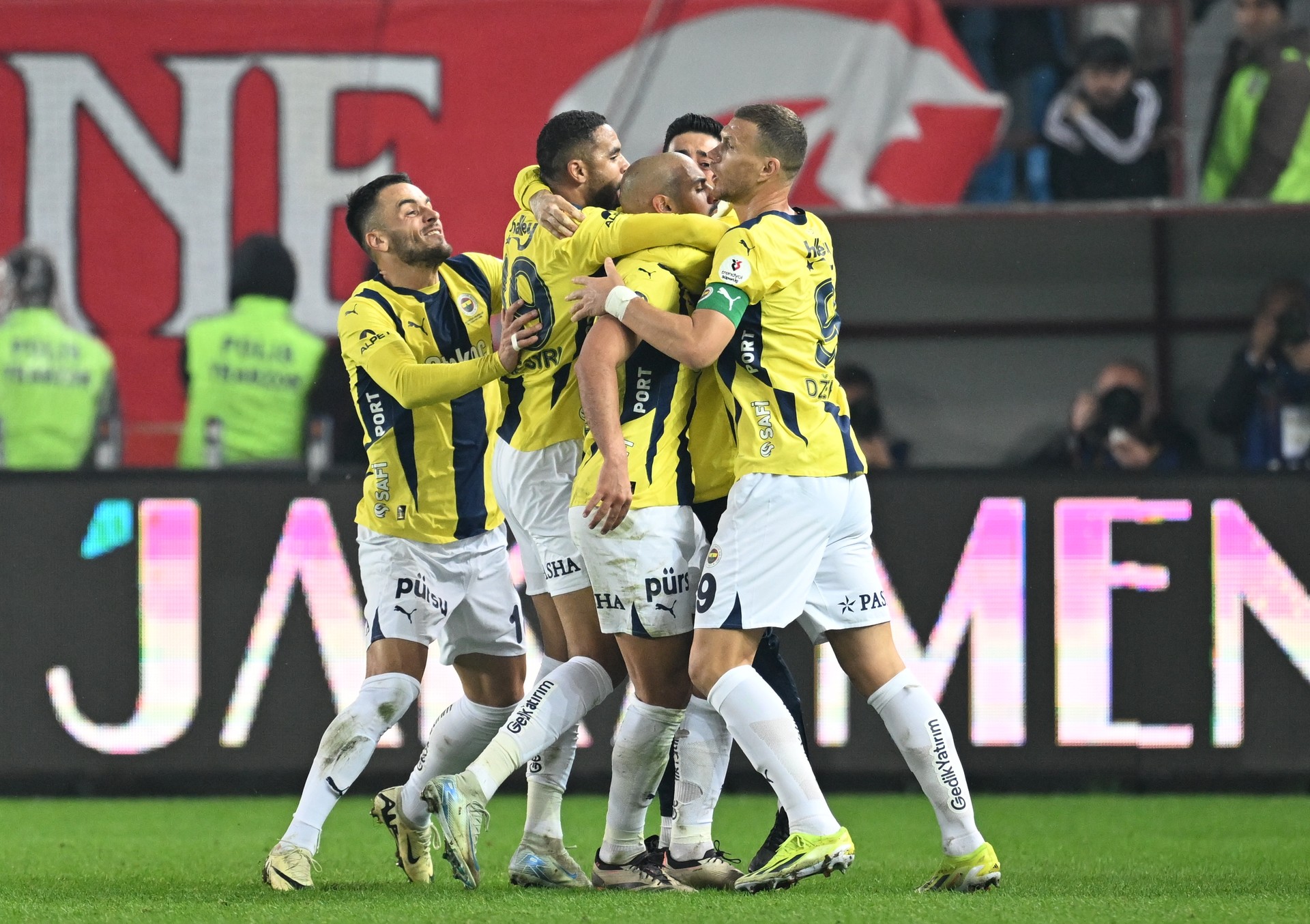 Fenerbahce set to offload 7 players, including Saint-Maximin, Szymanski