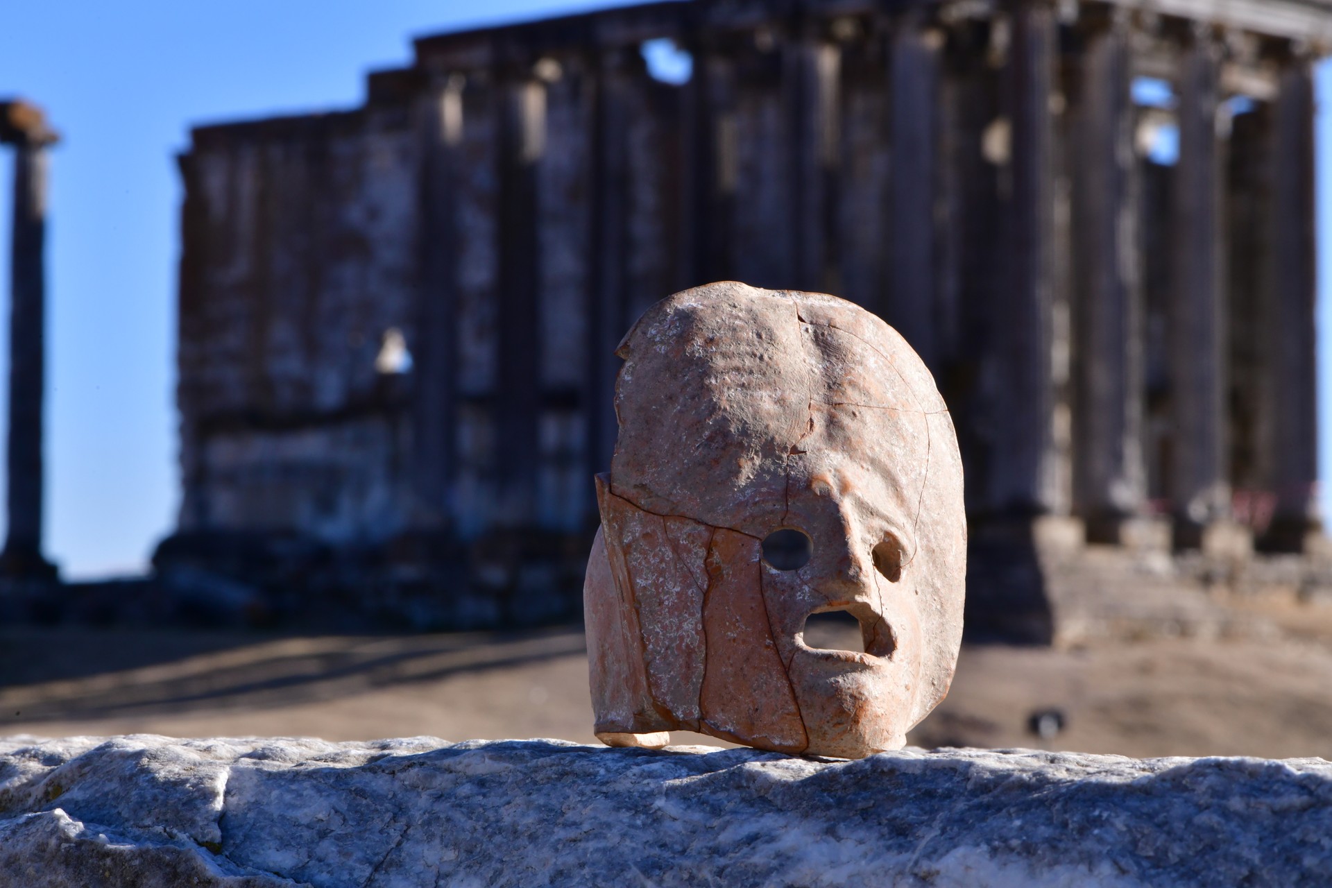 2,000-year-old theatre mask, monumental gate unearthed in Türkiye's Aizanoi