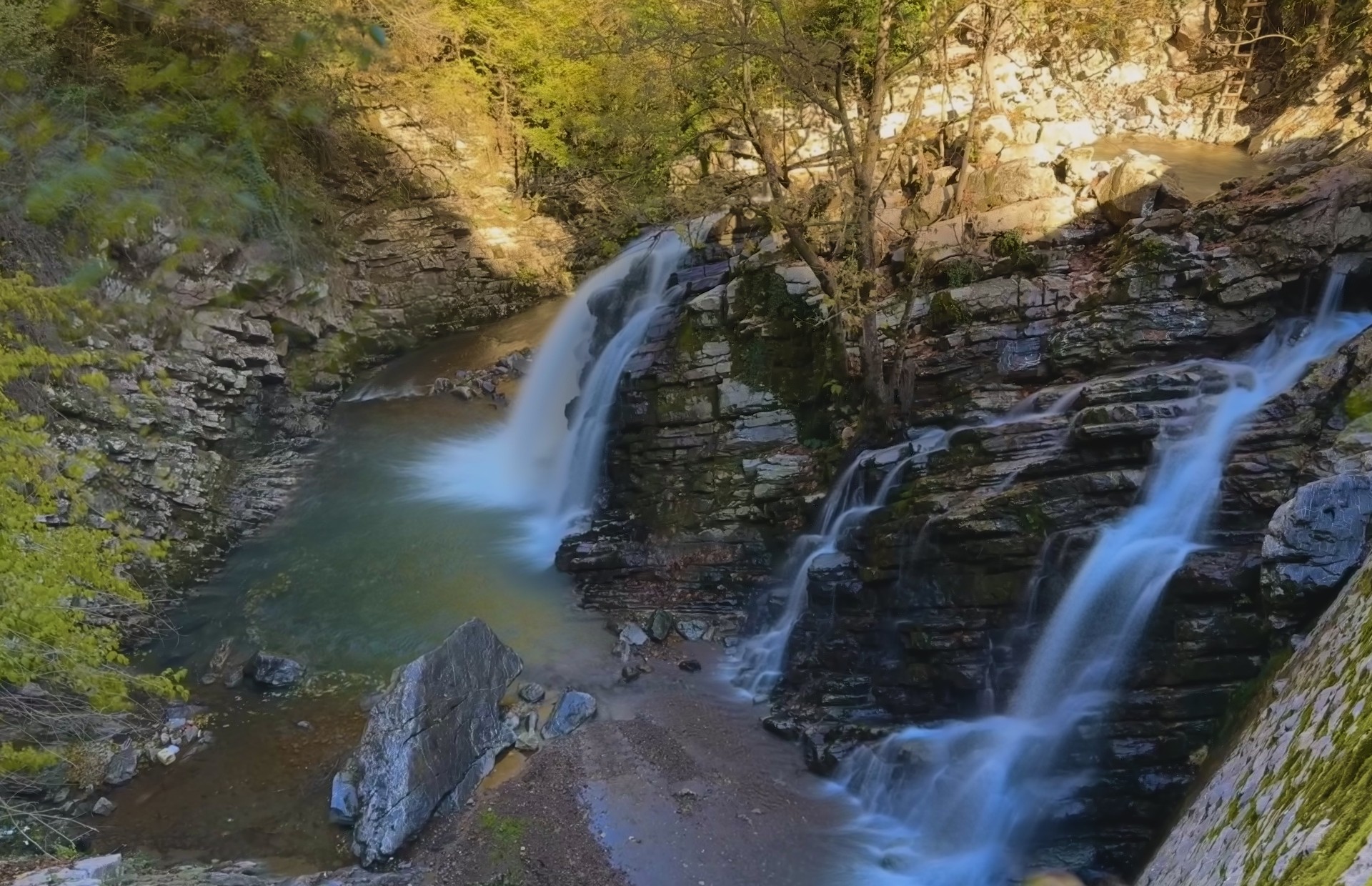 Maden Creek offers autumn's beauty to nature lovers in Türkiye's Sakarya