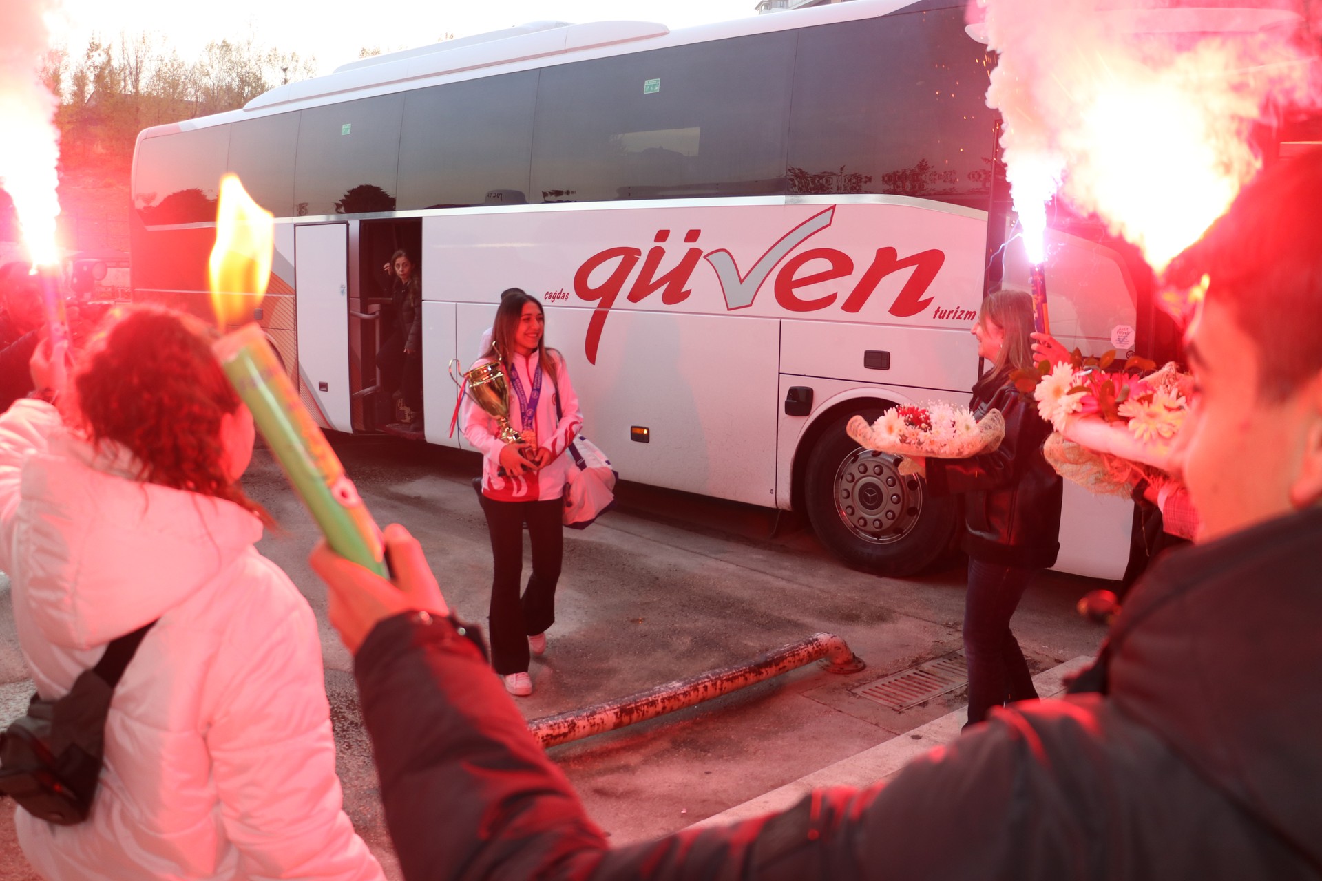 Türkiye’s 1st European kickboxing champion Asuman Ciglioglu returns home