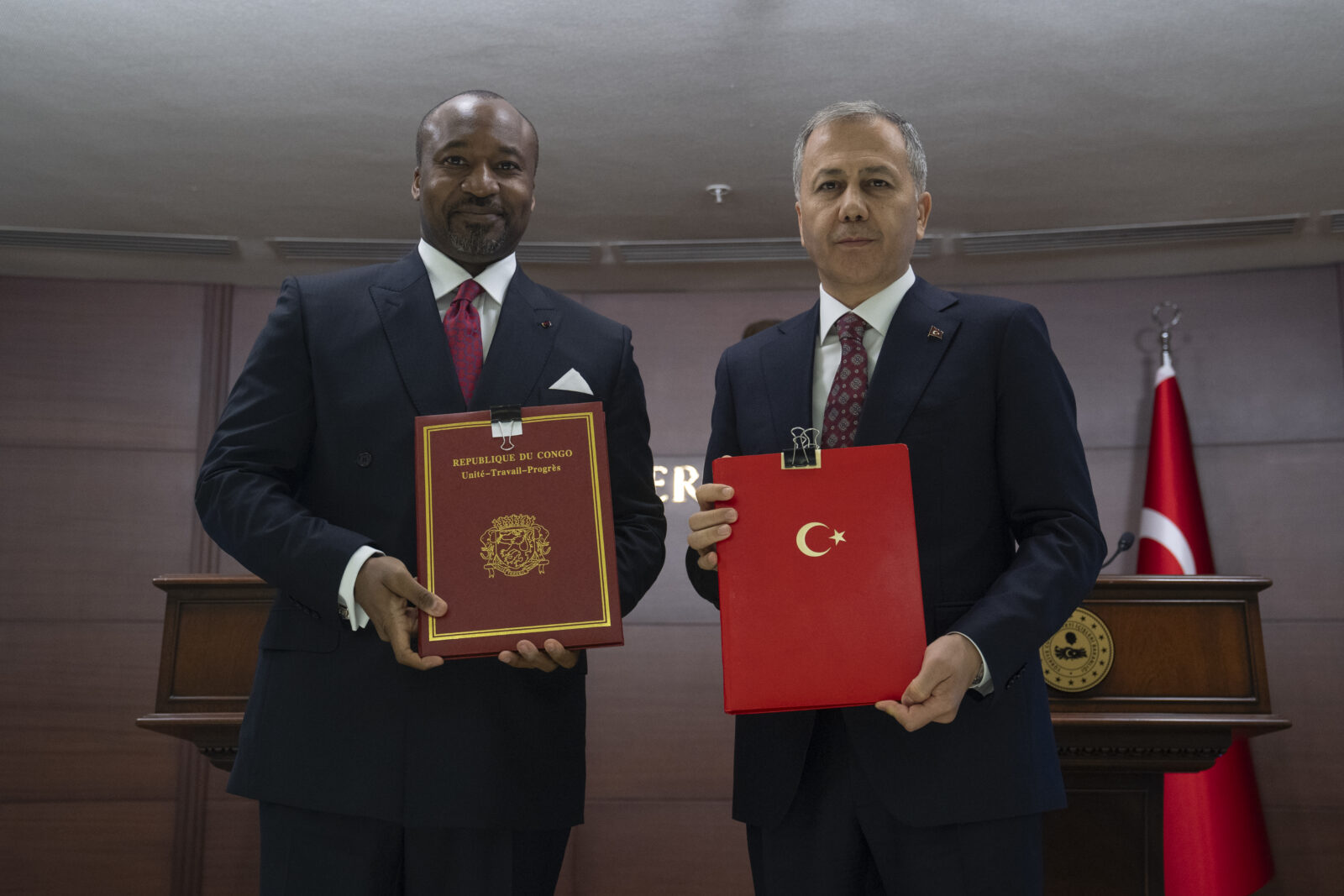 Türkiye Cumhuriyeti ve Kongo Cumhuriyeti arasinda Karma Ekonomik Komisyonu (KEK) 4. Dönem Toplantisi yapildi. Içisleri Bakani Ali Yerlikaya (sagda) ile Kongo Uluslararasi Is Birligi ve Kamu Özel Ortakligini Tesvik Bakani Denis Christel Sassou Nguesso'nun (solda) baskanligindaki toplanti, Içisleri Bakanligi Konferans Salonu'nda gerçeklestirildi. Toplantida, Türkiye ve Kongo arasinda arazi kullanimi ve toprak etüdü ile haritalama alaninda is birligi ve teknik yardim, Türkiye Cumhuriyeti Kütüphaneler ve Yayinlar Genel Müdürlügü ile Kongo Cumhuriyeti Milli Kütüphanesi arasinda mutabakat zapti imzalandi. ( Muhammed Selim Korkutata - Anadolu Ajansi )Türkiye Cumhuriyeti ve Kongo Cumhuriyeti arasinda Karma Ekonomik Komisyonu (KEK) 4. Dönem Toplantisi yapildi. Içisleri Bakani Ali Yerlikaya (sagda) ile Kongo Uluslararasi Is Birligi ve Kamu Özel Ortakligini Tesvik Bakani Denis Christel Sassou Nguesso'nun (solda) baskanligindaki toplanti, Içisleri Bakanligi Konferans Salonu'nda gerçeklestirildi. Toplantida, Türkiye ve Kongo arasinda arazi kullanimi ve toprak etüdü ile haritalama alaninda is birligi ve teknik yardim, Türkiye Cumhuriyeti Kütüphaneler ve Yayinlar Genel Müdürlügü ile Kongo Cumhuriyeti Milli Kütüphanesi arasinda mutabakat zapti imzalandi. ( Muhammed Selim Korkutata - Anadolu Ajansi )