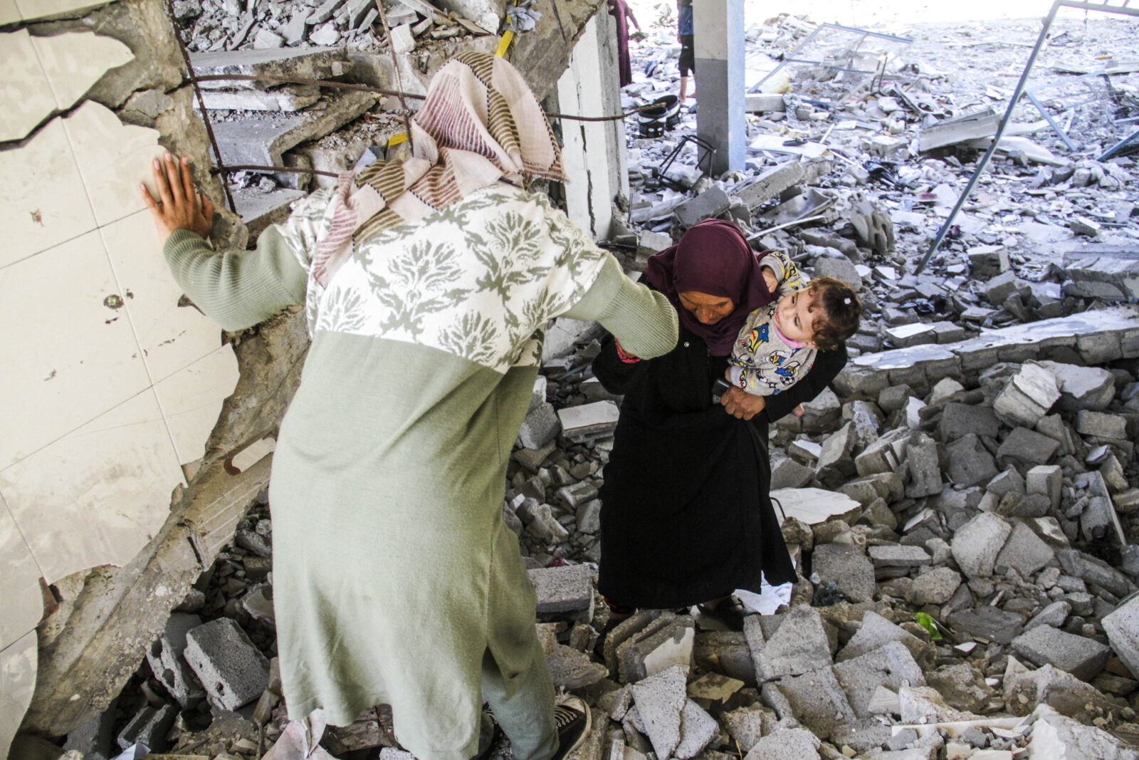 BEIT HANOUN, GAZA - NOVEMBER 16: Palestinians try to walk among debris as they take refuge in a school, belonging to the United Nations Relief and Works Agency for Palestine Refugees (UNRWA), to escape from Israeli attacks in Beit Hanoun, Gaza on November 16, 2024. ( Mahmoud Issa - Anadolu Agency )BEIT HANOUN, GAZA - NOVEMBER 16: A view of schoolyard filled with debris as Palestinians take refuge in the school, belonging to the United Nations Relief and Works Agency for Palestine Refugees (UNRWA), to escape from Israeli attacks in Beit Hanoun, Gaza on November 16, 2024. ( Mahmoud Issa - Anadolu Agency )BEIT HANOUN, GAZA - NOVEMBER 16: A woman, holding a baby, sits as Palestinians take refuge in the school, belonging to the United Nations Relief and Works Agency for Palestine Refugees (UNRWA), to escape from Israeli attacks in Beit Hanoun, Gaza on November 16, 2024. ( Mahmoud Issa - Anadolu Agency )BEIT HANOUN, GAZA - NOVEMBER 16: Palestinians walk on debris as they take refuge in a school, belonging to the United Nations Relief and Works Agency for Palestine Refugees (UNRWA), to escape from Israeli attacks in Beit Hanoun, Gaza on November 16, 2024. ( Mahmoud Issa - Anadolu Agency )
