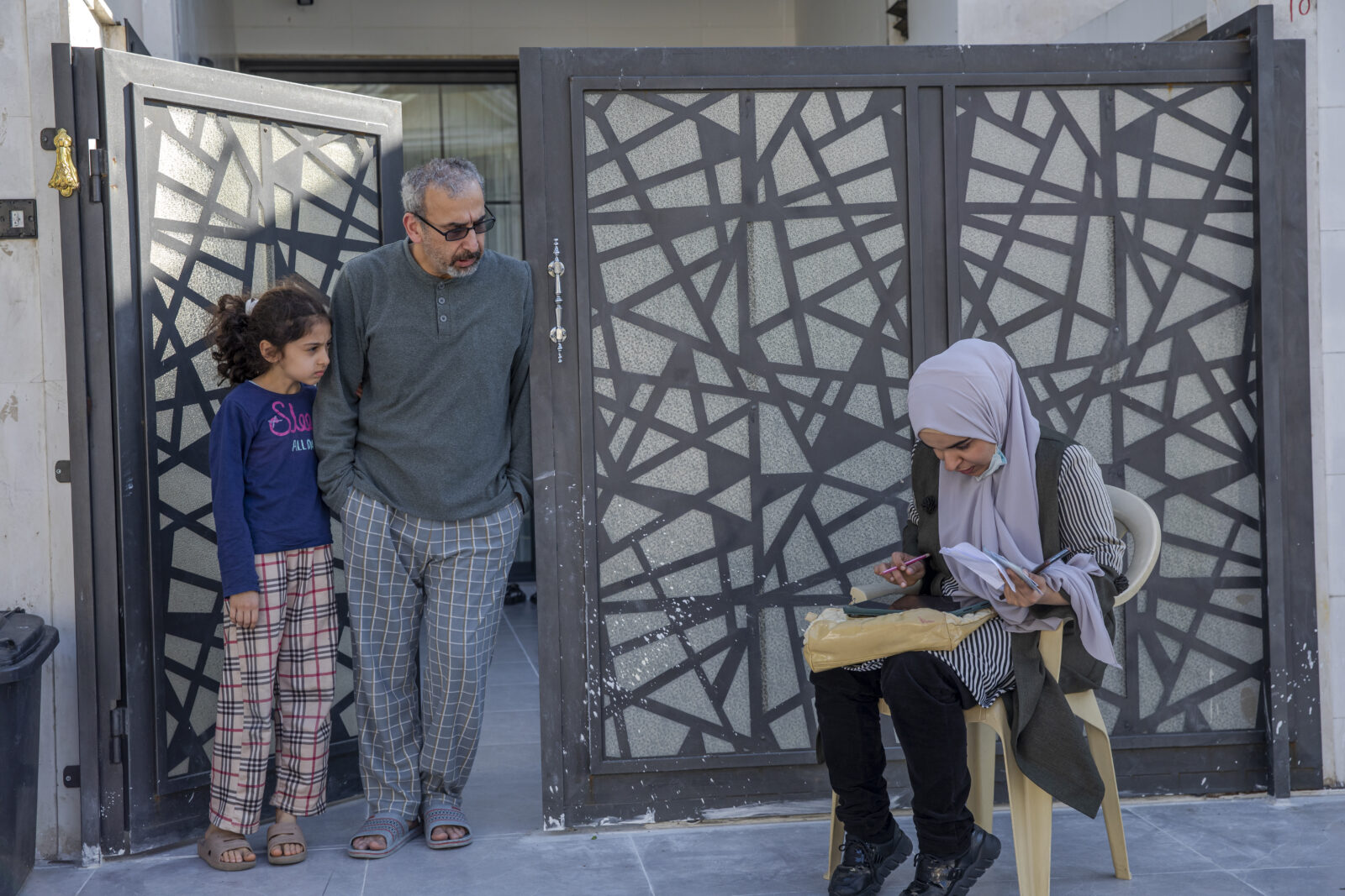 ERBIL, IRAQ - NOVEMBER 20: Census officials carry out the counting procedures by going around the houses in the city of Erbil, Iraq on November 20, 2024. For the first time in 37 years, Iraq went to a general census that will last for 2 days, including the provinces of the Iraqi Kurdish Regional Government (KRG). ( Ahsan Mohammed Ahmed Ahmed - Anadolu Agency )<img src=