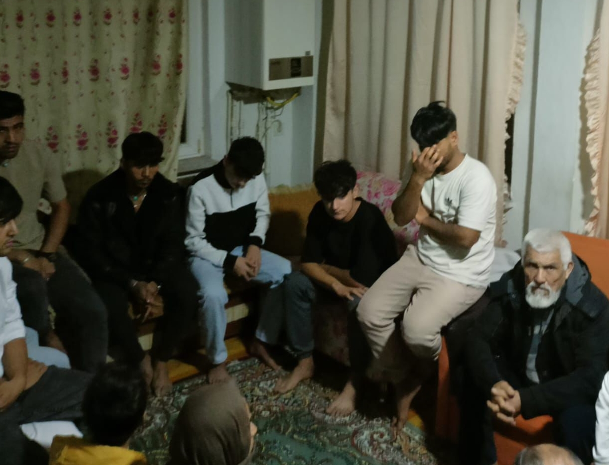 Balikesir'de yasa disi yollarla yurt disina gitmeye çalisan 31 düzensiz göçmen ile insan kaçakçiligi süphelisi 4 kisi yakalandi. ( Balikesir Emniyet Müdürlügü - Anadolu Ajansi )<img src=