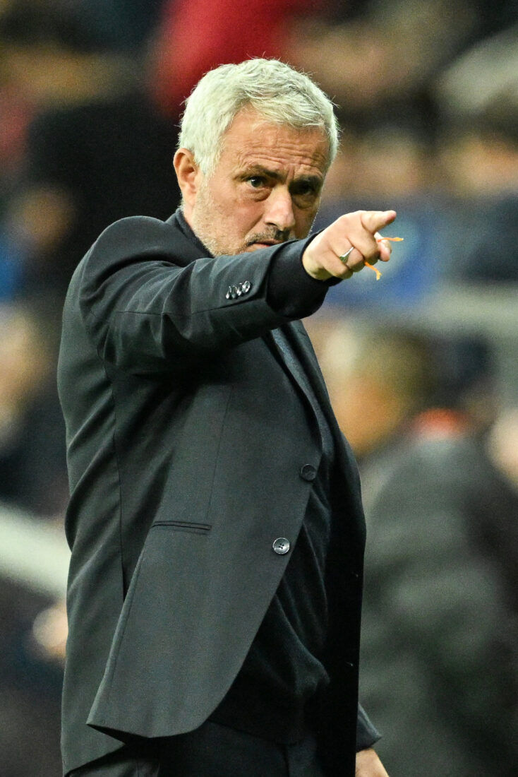 Head coach of Fenerbahce Jose Mourinho gives tactics during the Turkish Super Lig 13th week match between Bellona Kayserispor and Fenerbahce at RGH EnerTurk Enerji Stadium in Kayseri, Türkiye on Nov. 23, 2024 (AA Photo)
