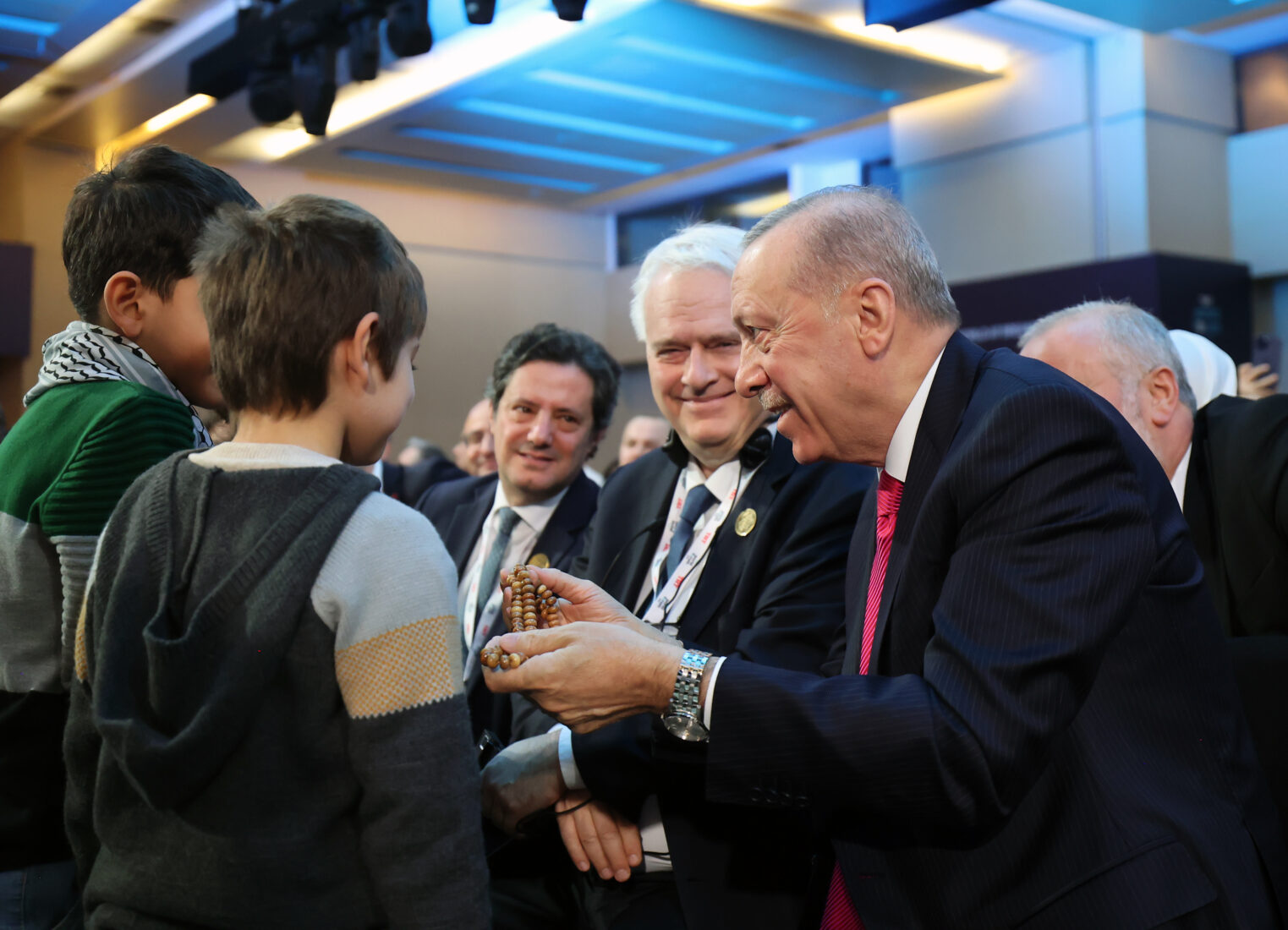 ISTANBUL, TURKIYE - NOVEMBER 29: (----EDITORIAL USE ONLY - MANDATORY CREDIT - 'TURKISH PRESIDENCY / MURAT CETINMUHURDAR / HANDOUT' - NO MARKETING NO ADVERTISING CAMPAIGNS - DISTRIBUTED AS A SERVICE TO CLIENTS----) Turkish President Recep Tayyip Erdogan (R) is presented a prayer beads by children during the TRT World Forum at the Istanbul Congress Center in Istanbul, Turkiye on November 29, 2024. ( TUR Presidency/Murat Cetinmuhurdar - Anadolu Agency )<img src=