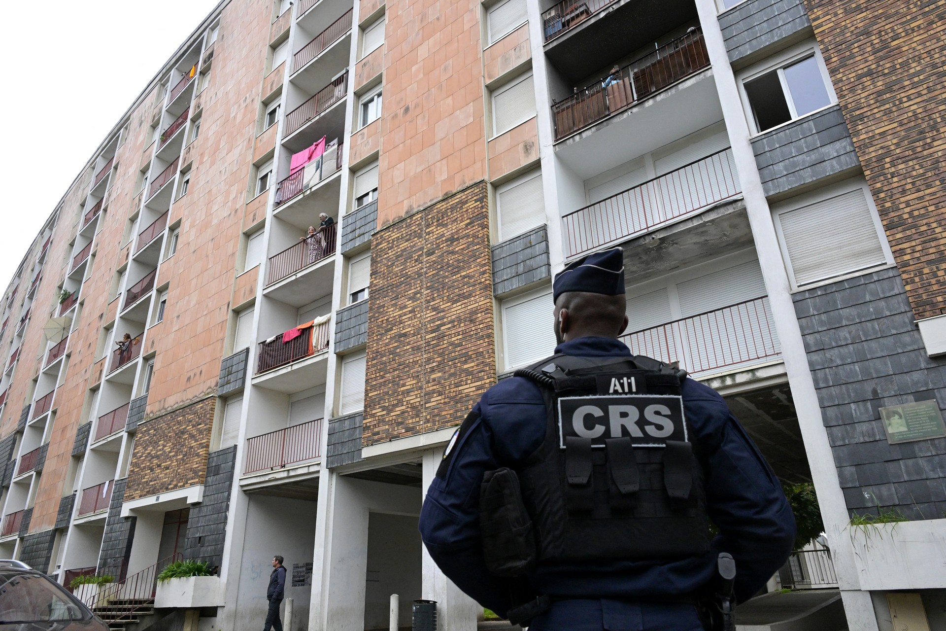 Axe attack on suburban train near Paris leaves 4 injured