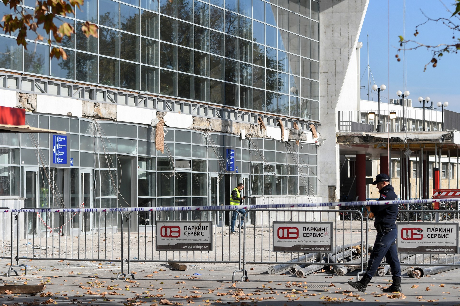 Serbia's construction minister resigns following deadly roof collapse at Novi Sad train station