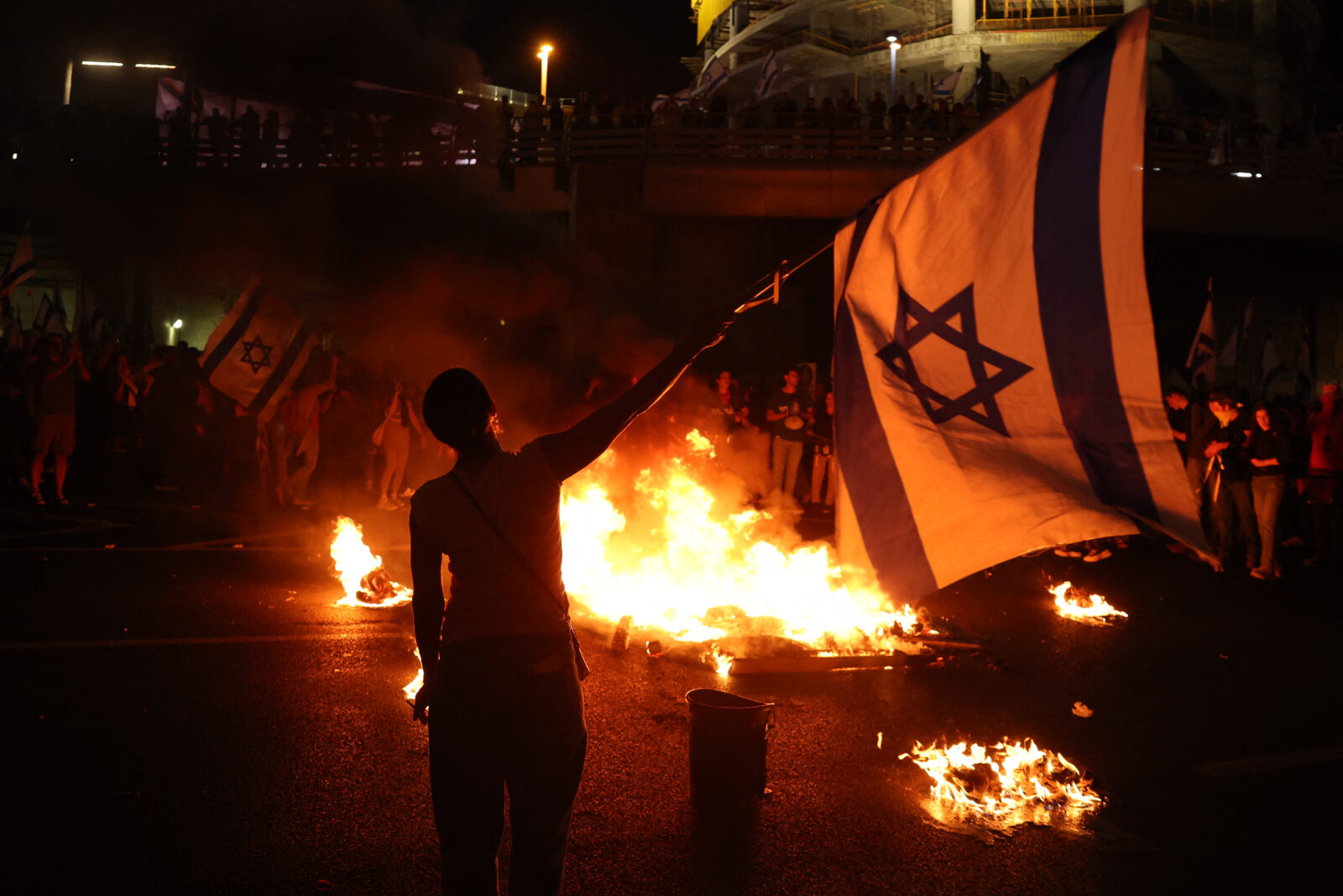 Israelis protestors set a fire as they block a road in Tel Aviv on November 5, 2024, after the dismissal of the defence minister, amid the ongoing war between Israel and the militant Hamas group. (AFP Photo)
