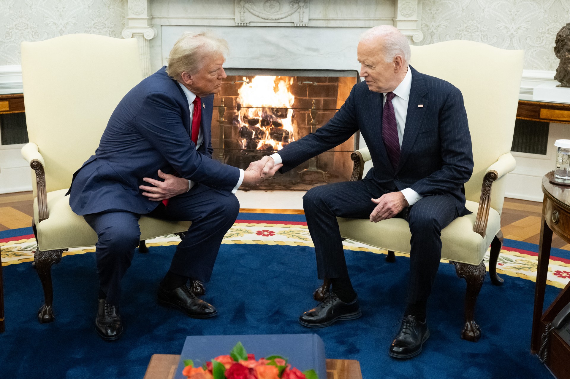 Trump visits White House after 4-year absence, thanks Biden for smooth transition
